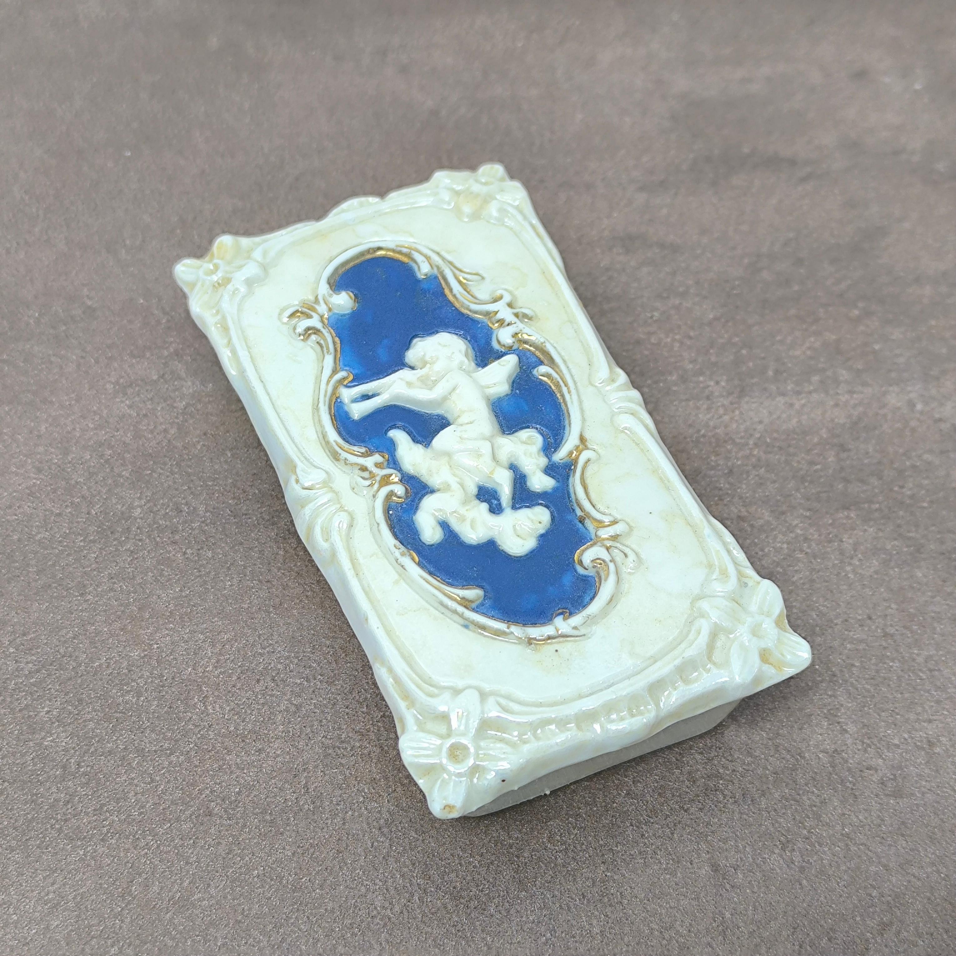 Louis XVI Ancienne boîte à chérubin en porcelaine avec couvercle en relief, c. Fin du 19e siècle en vente
