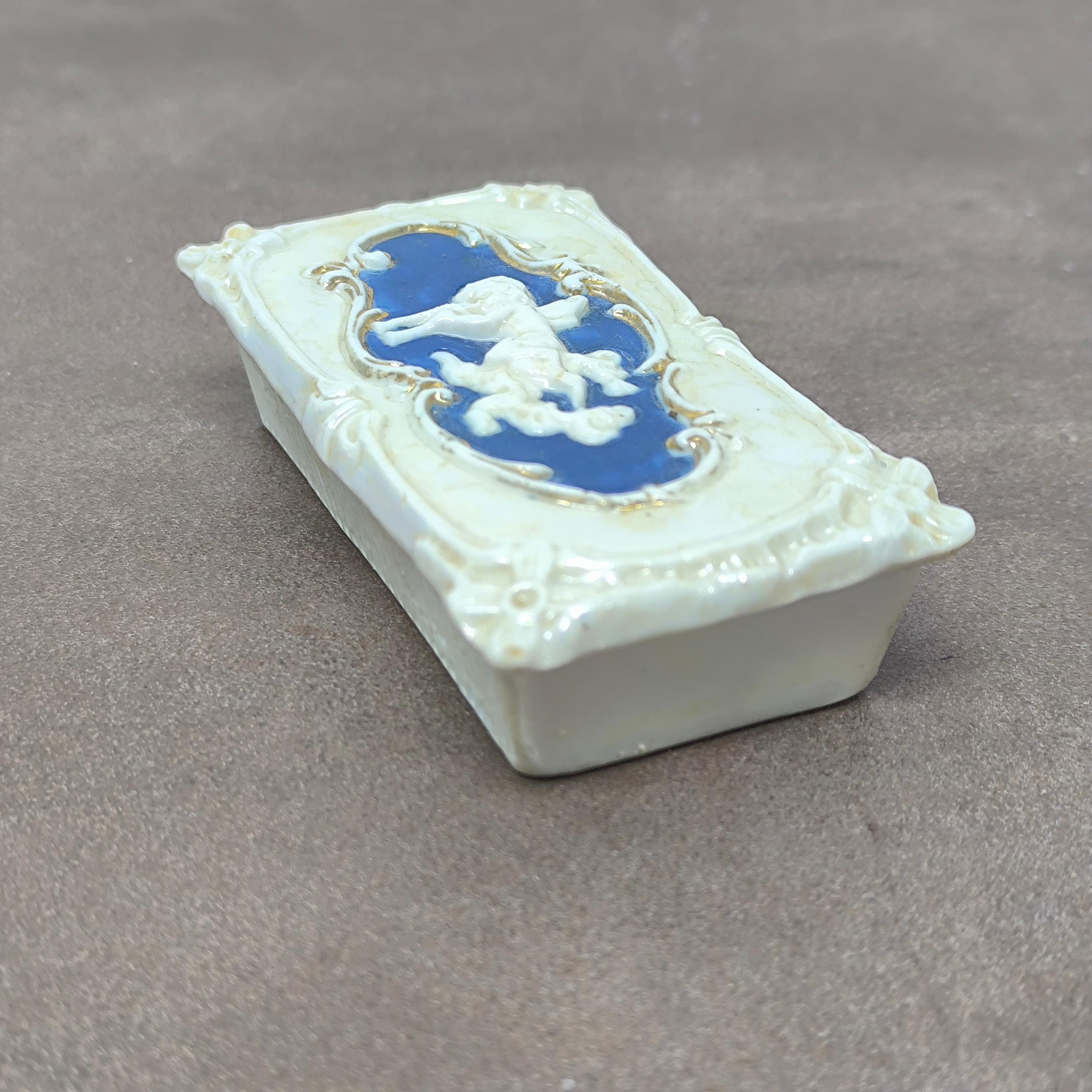 Français Ancienne boîte à chérubin en porcelaine avec couvercle en relief, c. Fin du 19e siècle en vente