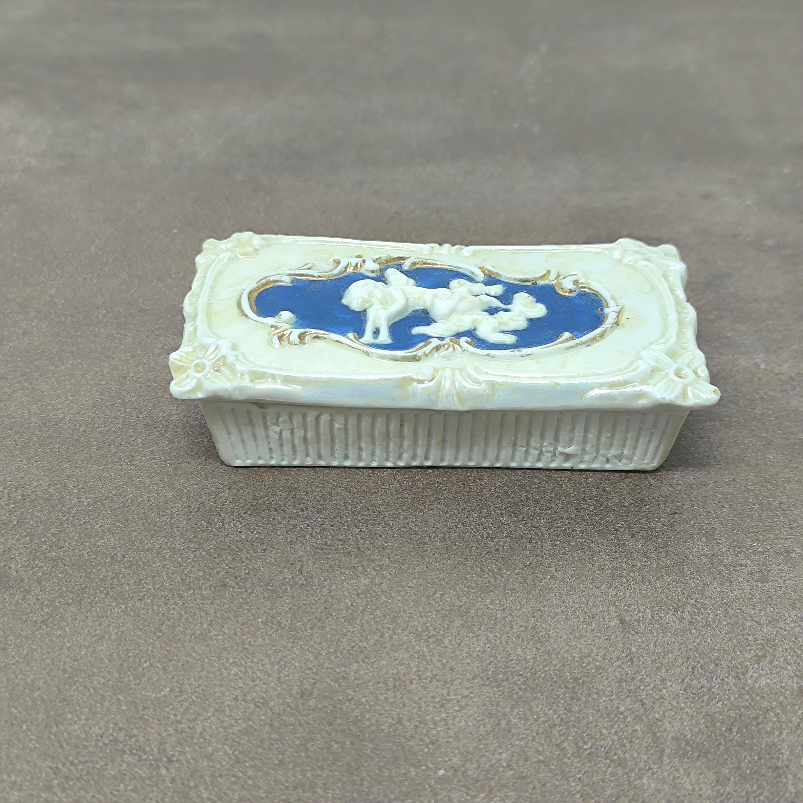 Doré Ancienne boîte à chérubin en porcelaine avec couvercle en relief, c. Fin du 19e siècle en vente