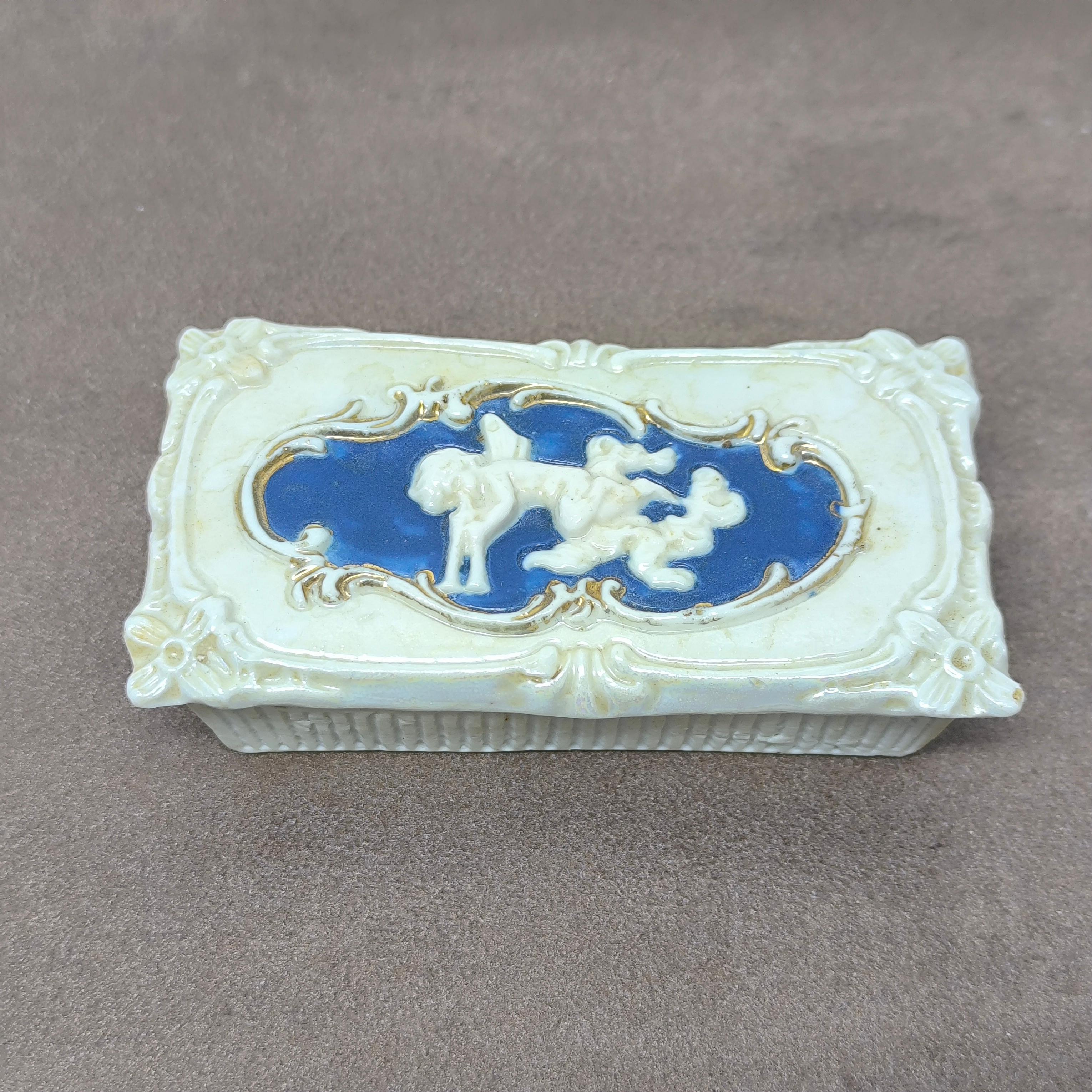 Ancienne boîte à chérubin en porcelaine avec couvercle en relief, c. Fin du 19e siècle Bon état - En vente à Bochum, NRW