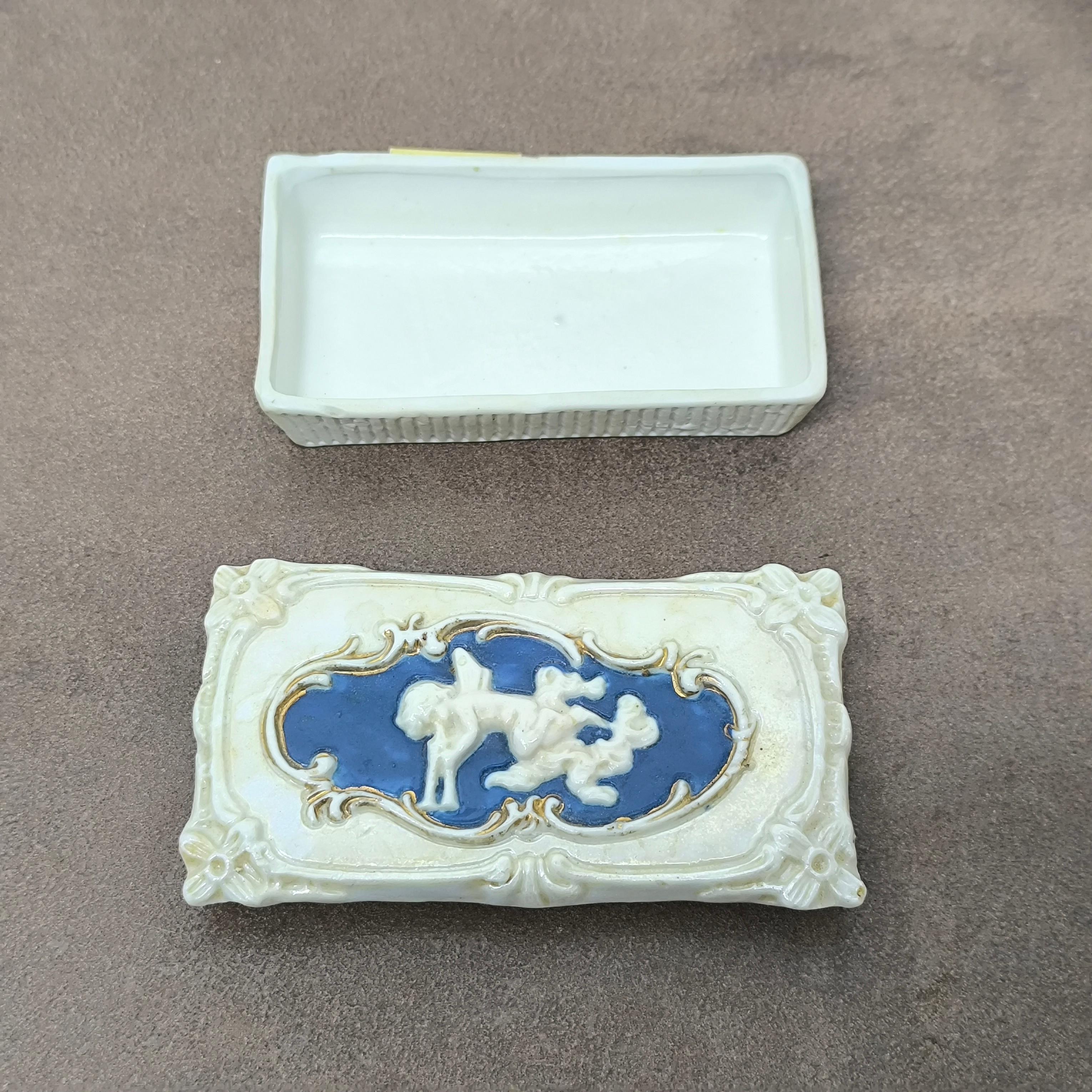 Fin du 20e siècle Ancienne boîte à chérubin en porcelaine avec couvercle en relief, c. Fin du 19e siècle en vente