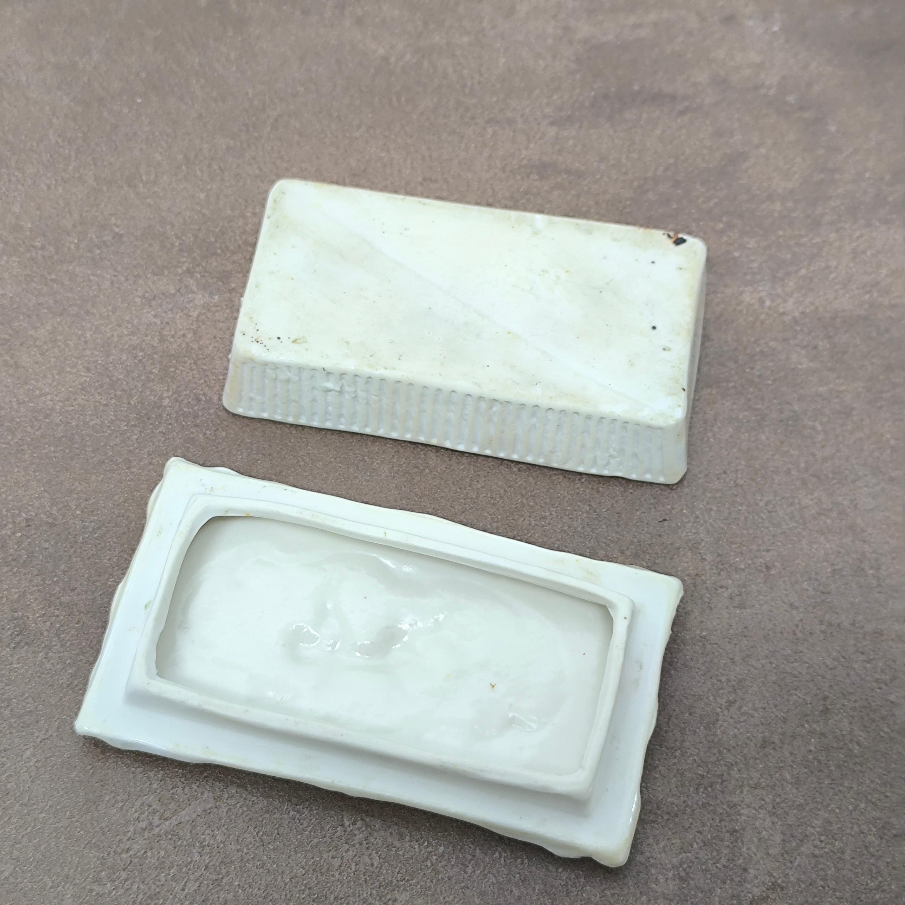 Porcelaine Ancienne boîte à chérubin en porcelaine avec couvercle en relief, c. Fin du 19e siècle en vente