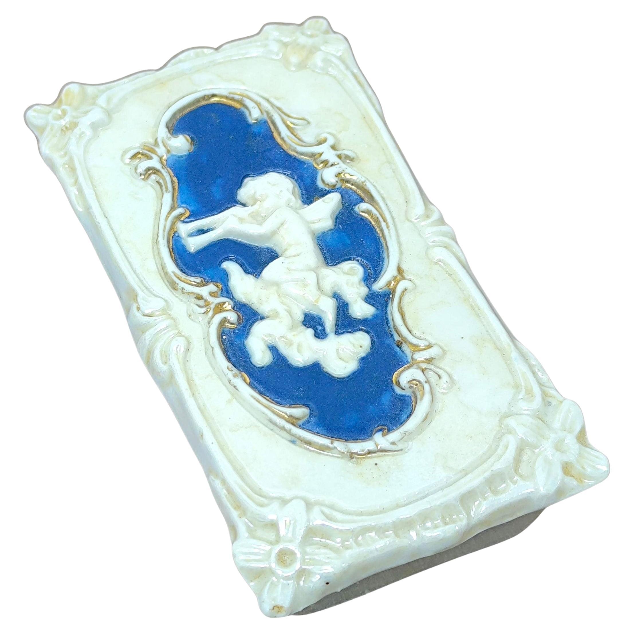 Ancienne boîte à chérubin en porcelaine avec couvercle en relief, c. Fin du 19e siècle