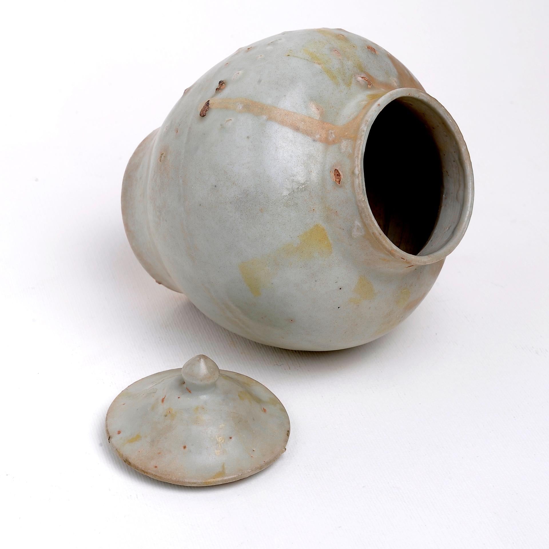 Antikes chinesisches Porzellangefäß mit Deckel (Handgefertigt) im Angebot