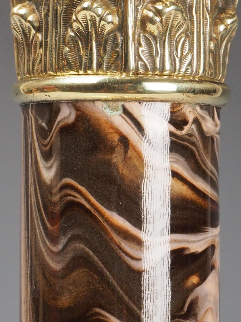 Lampe de table corinthienne ancienne en porcelaine avec effet marbré en vente 5