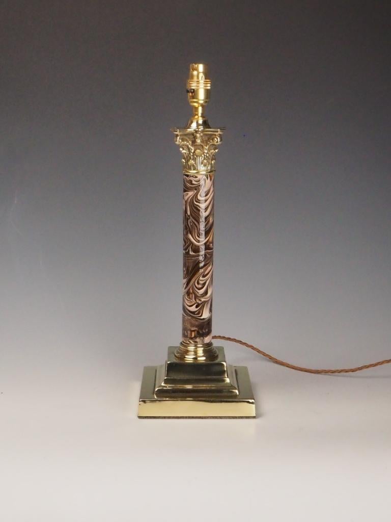 Ancienne lampe de table corinthienne en porcelaine britannique à effet marbré et base en laiton
Cette élégante et majestueuse lampe de table corinthienne ancienne en porcelaine, datant de la fin du XIXe siècle ou du début du XXe siècle, allie