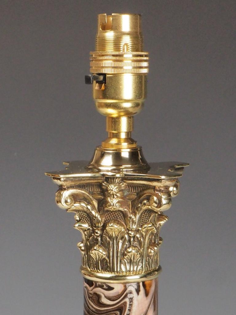 XIXe siècle Lampe de table corinthienne ancienne en porcelaine avec effet marbré en vente