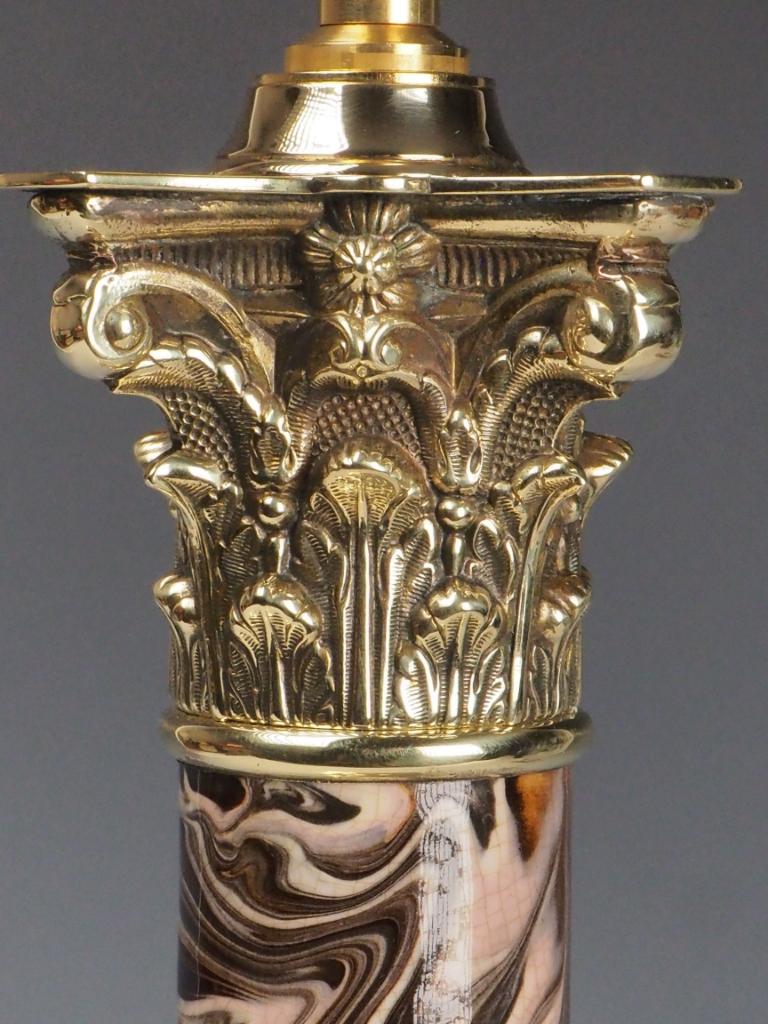 Laiton Lampe de table corinthienne ancienne en porcelaine avec effet marbré en vente