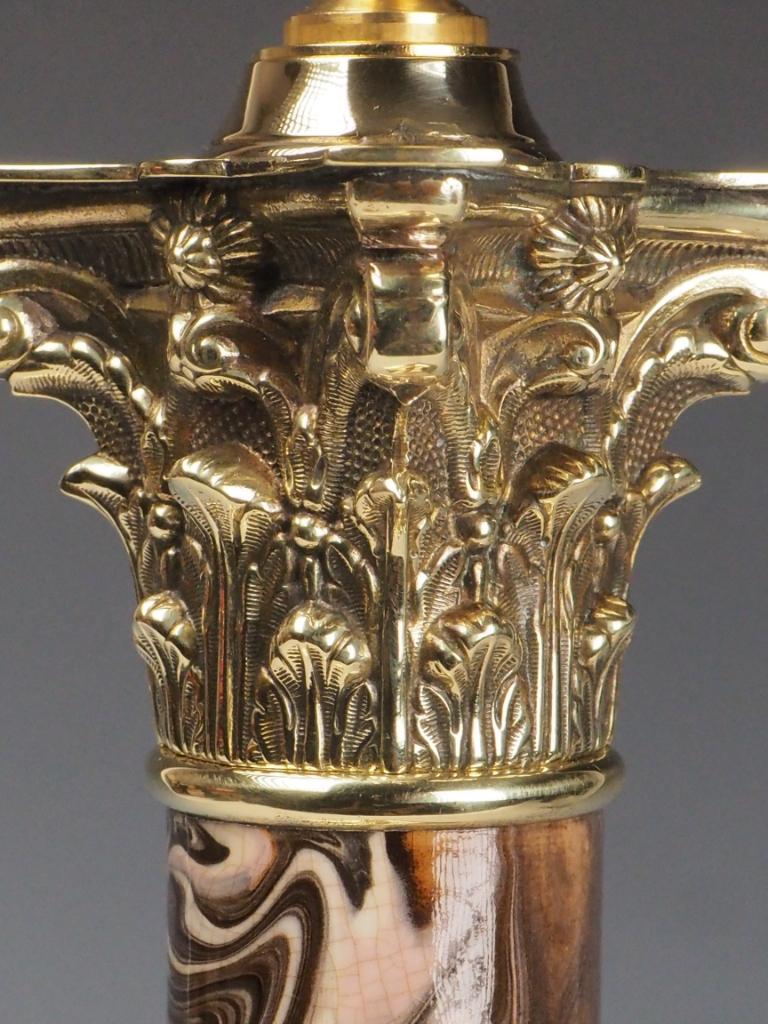 Lampe de table corinthienne ancienne en porcelaine avec effet marbré en vente 1