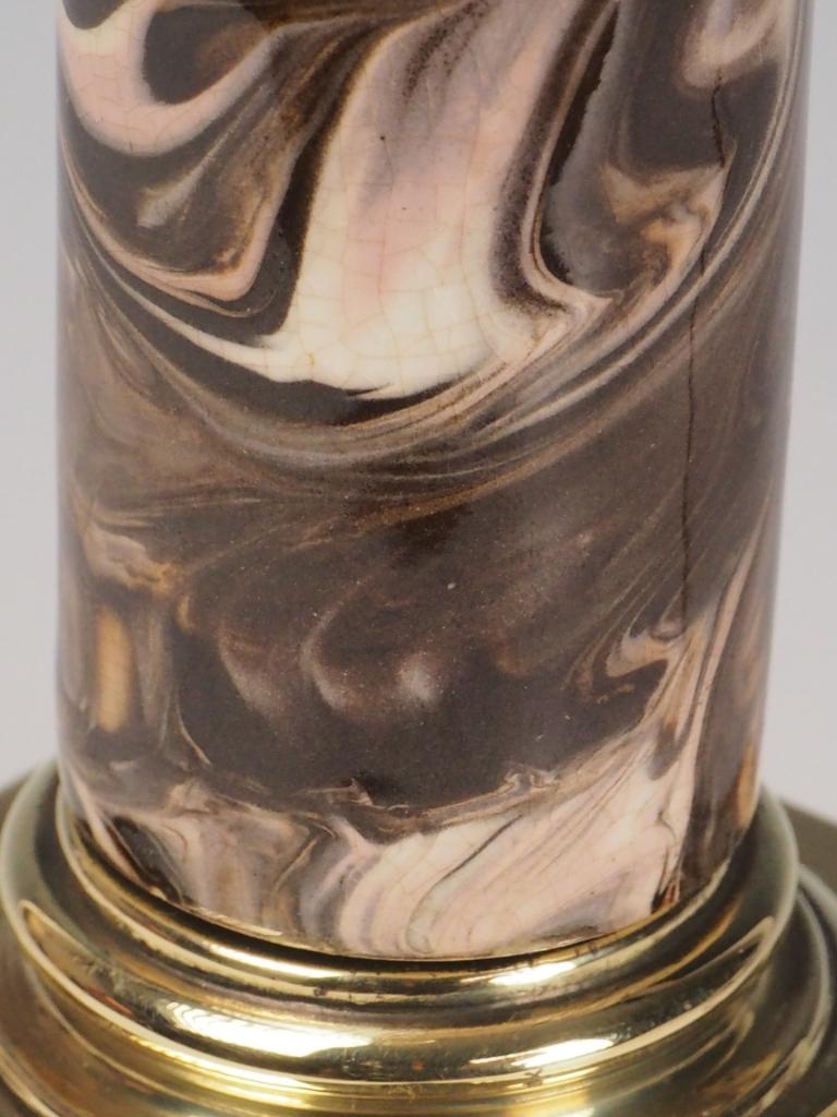 Lampe de table corinthienne ancienne en porcelaine avec effet marbré en vente 4
