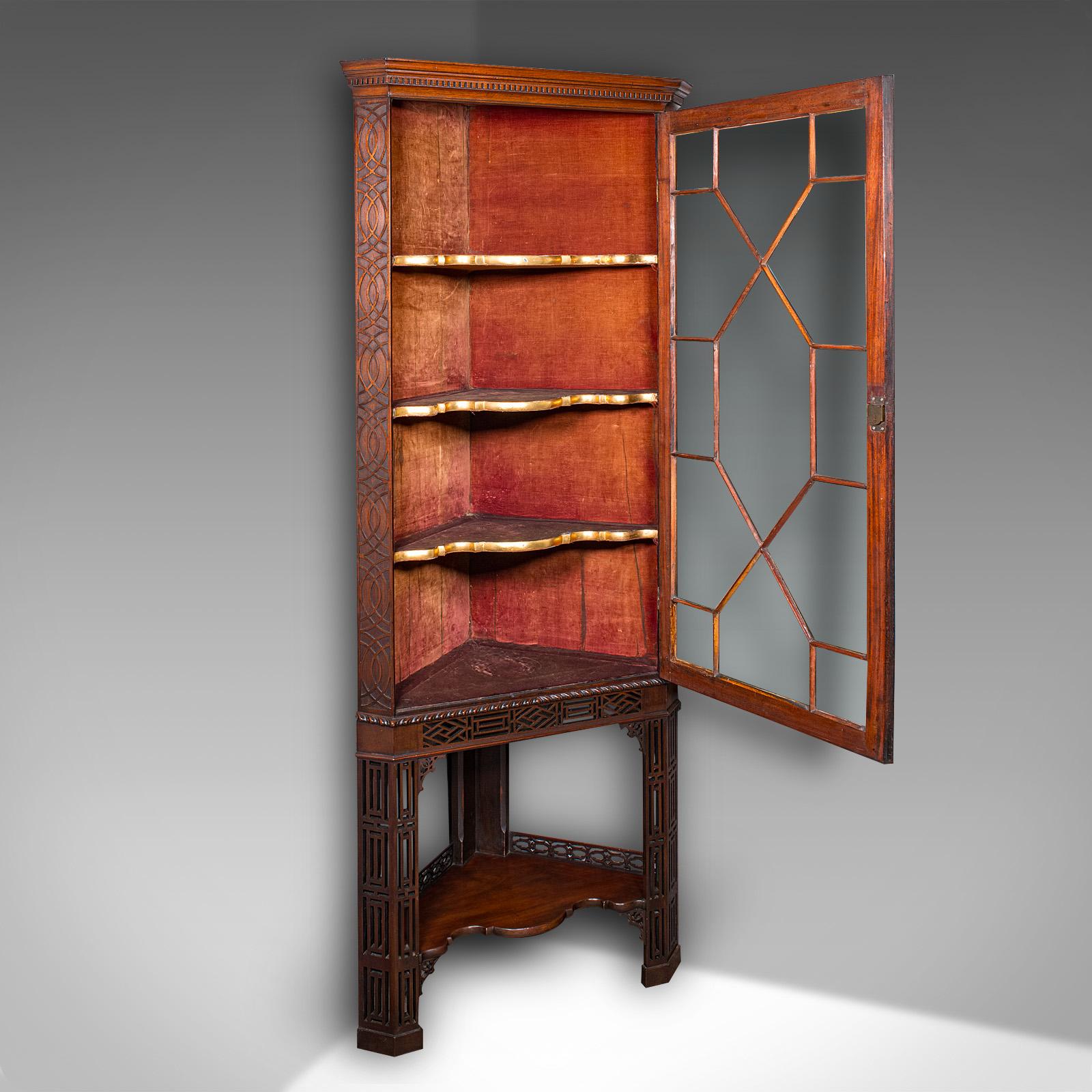 Si tratta di un'antica vetrina alta in porcellana. Credenza angolare inglese in noce e mogano smaltato di gusto Chippendale, risalente al periodo vittoriano, circa 1860. Raffinato esempio di artigianato d'epoca, questo elegante pezzo offre una