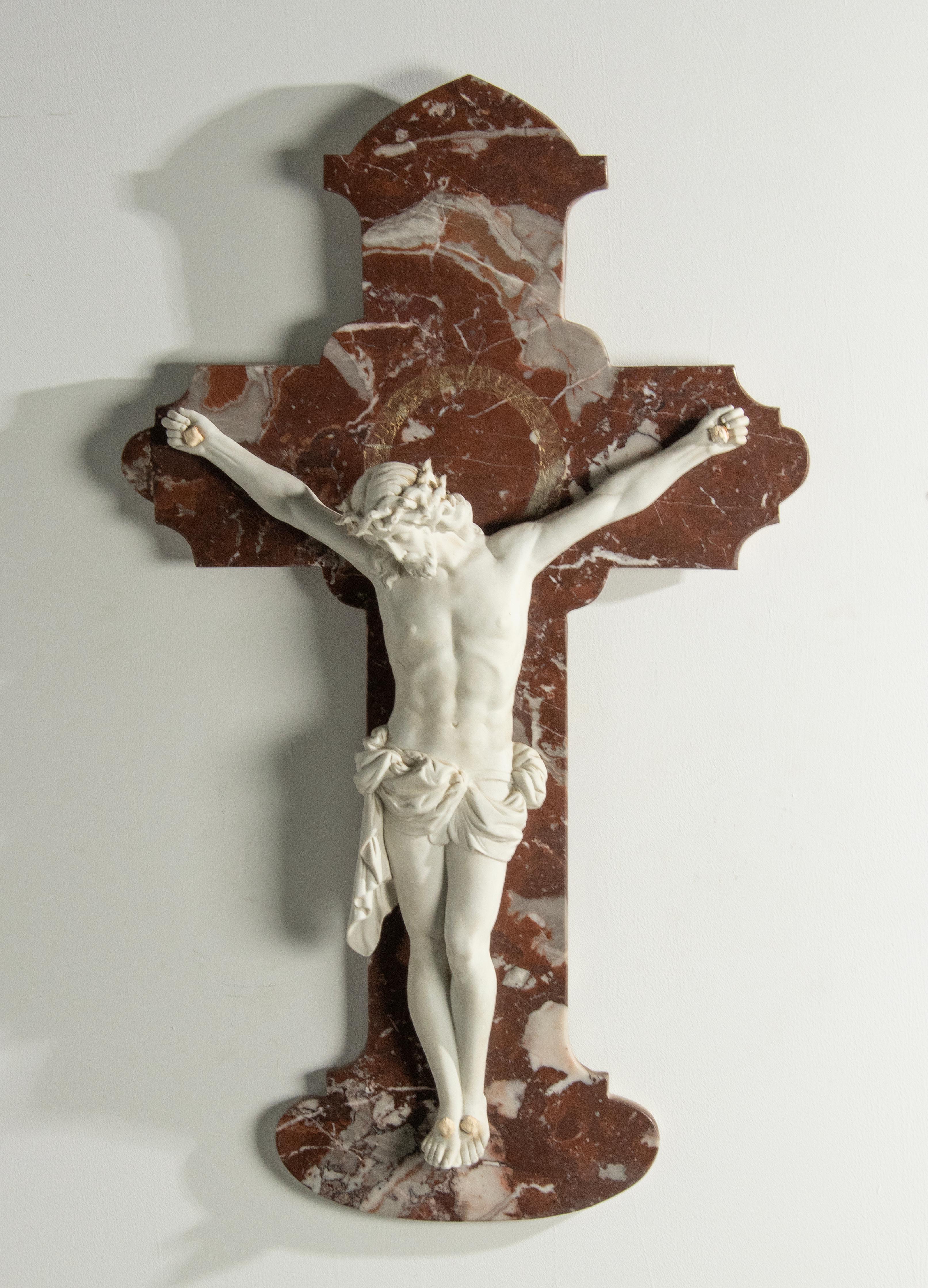 Antico Corpus Domini in porcellana su croce di marmo rosso In condizioni buone in vendita a Casteren, Noord-Brabant