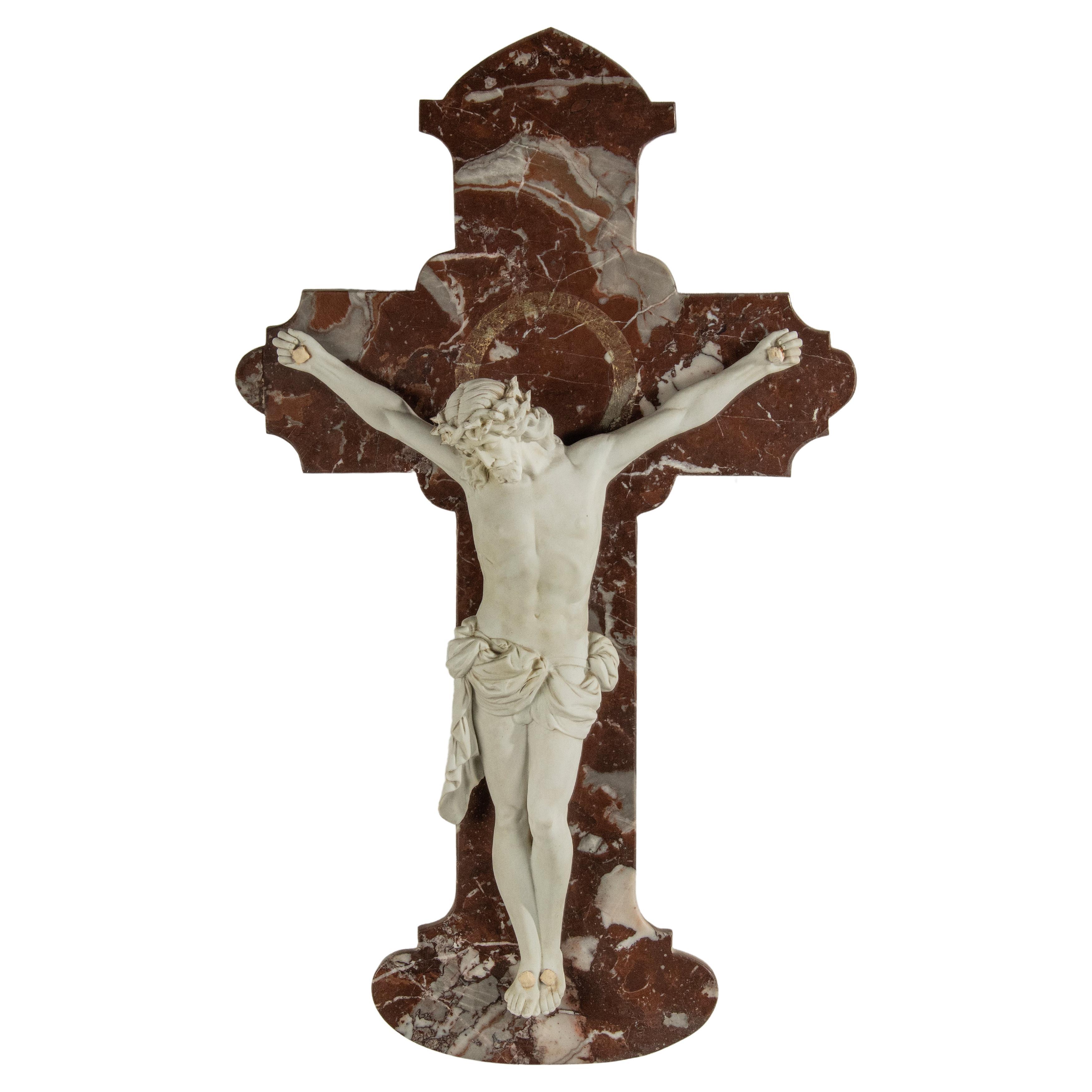 Antikes Porzellan Corpus Christi-Kreuz auf rotem Marmorkreuz