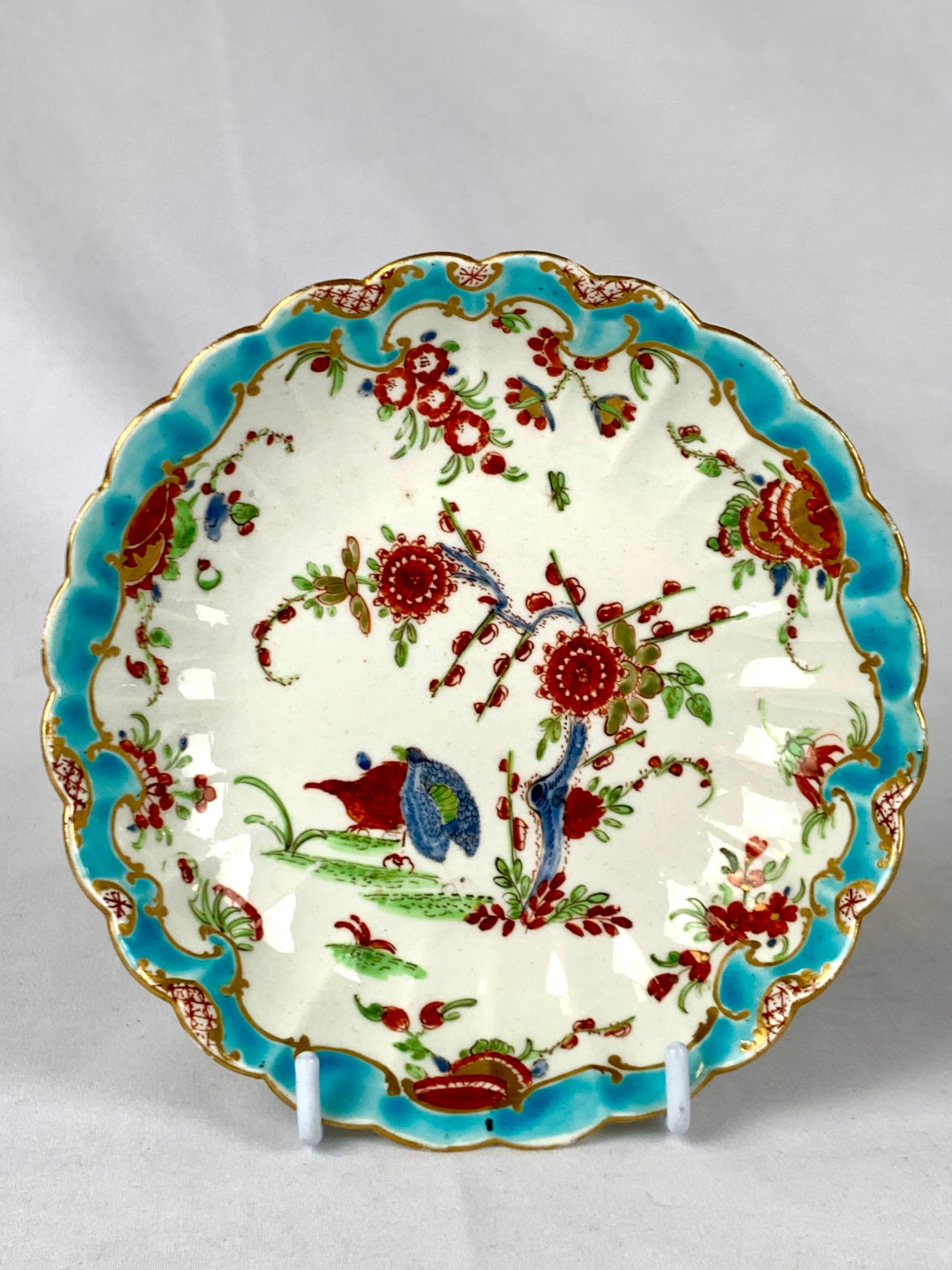Esta taza y este platillo, fabricados en Inglaterra hacia 1770, están pintados a mano con el motivo de Dos Codornices del Dr. Wall Worcester de la Primera Época.
Tanto la taza como el platillo presentan llamativos bordes rococó de color