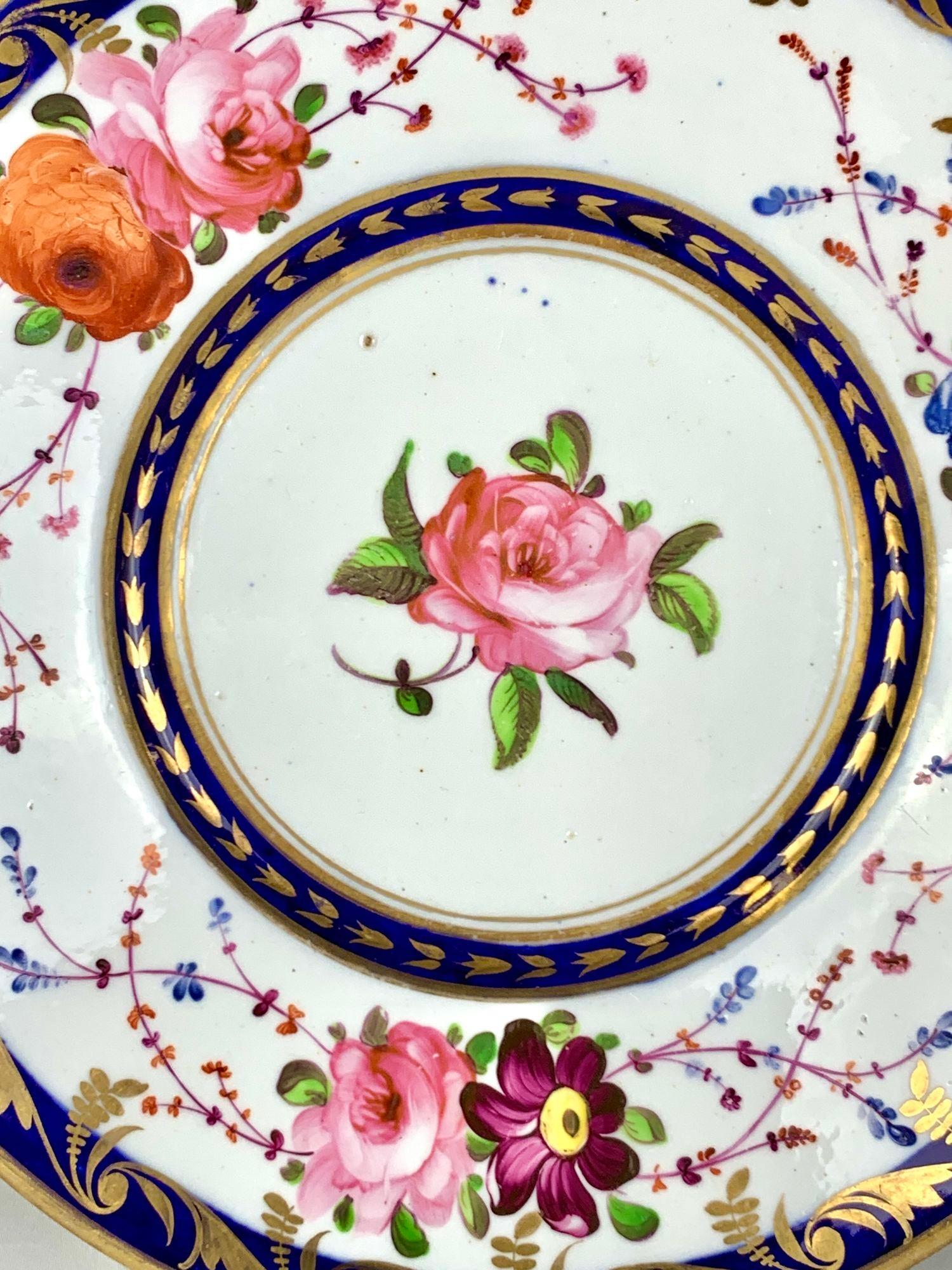 Este exquisito plato antiguo de porcelana fue pintado a mano en Coalport Porcelain, Inglaterra, hacia 1820.
Es una obra de arte que ha resistido con gracia la prueba del tiempo.
El plato tiene tres elementos principales: un centro con una delicada