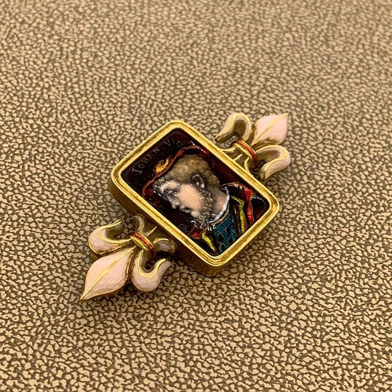 Antique Porcelain Enamel Gold Brooch In Excellent Condition For Sale In Beverly Hills, CA