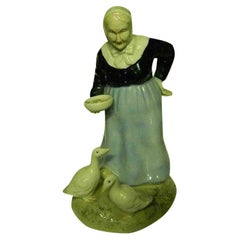 Antike antike Porzellanfigur aus Deutschland/Italien, Alte Dame mit Eicheln