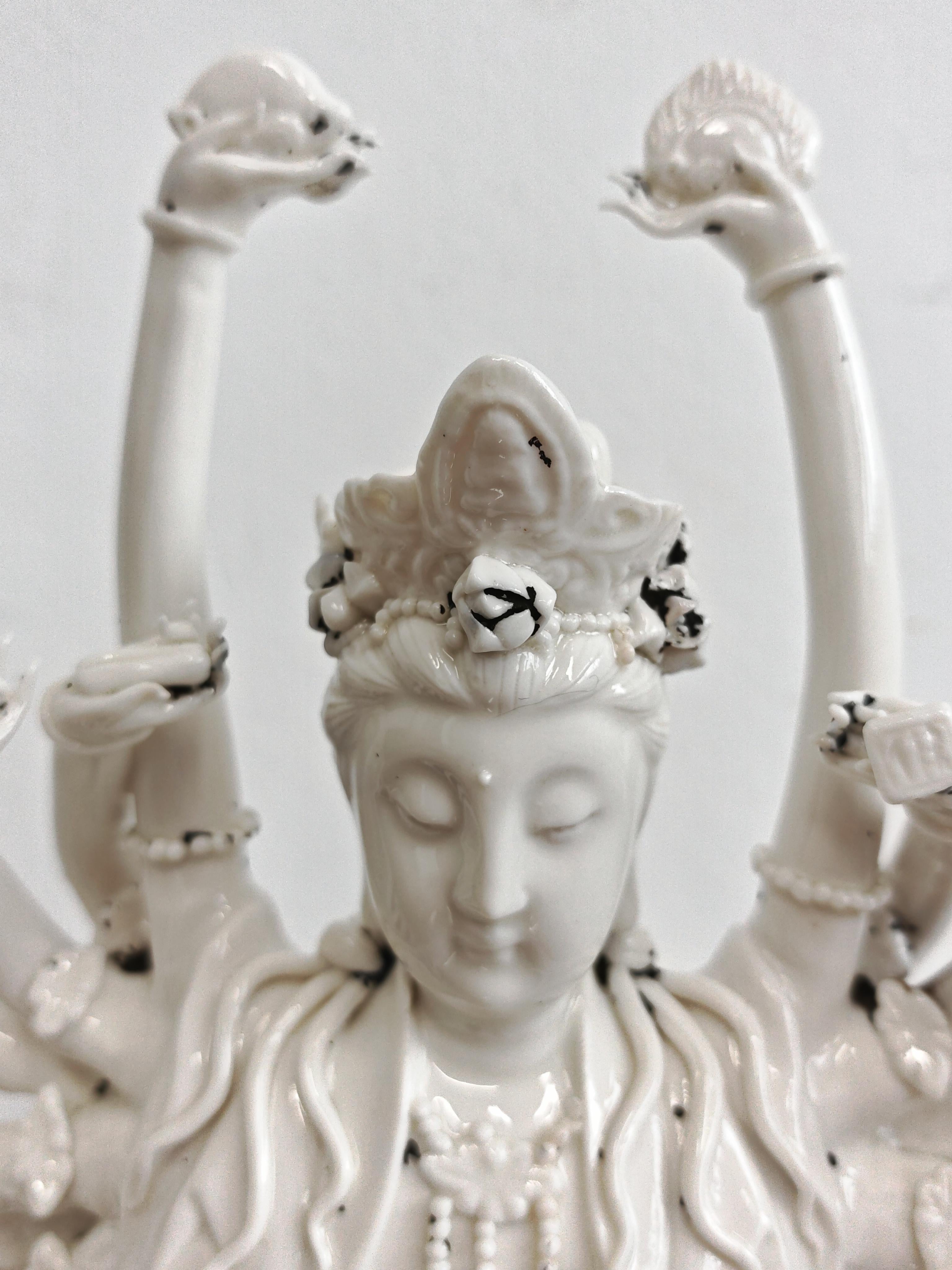 Antike Porzellanfigur von Guanyin, China 19. Jahrhundert im Angebot 7