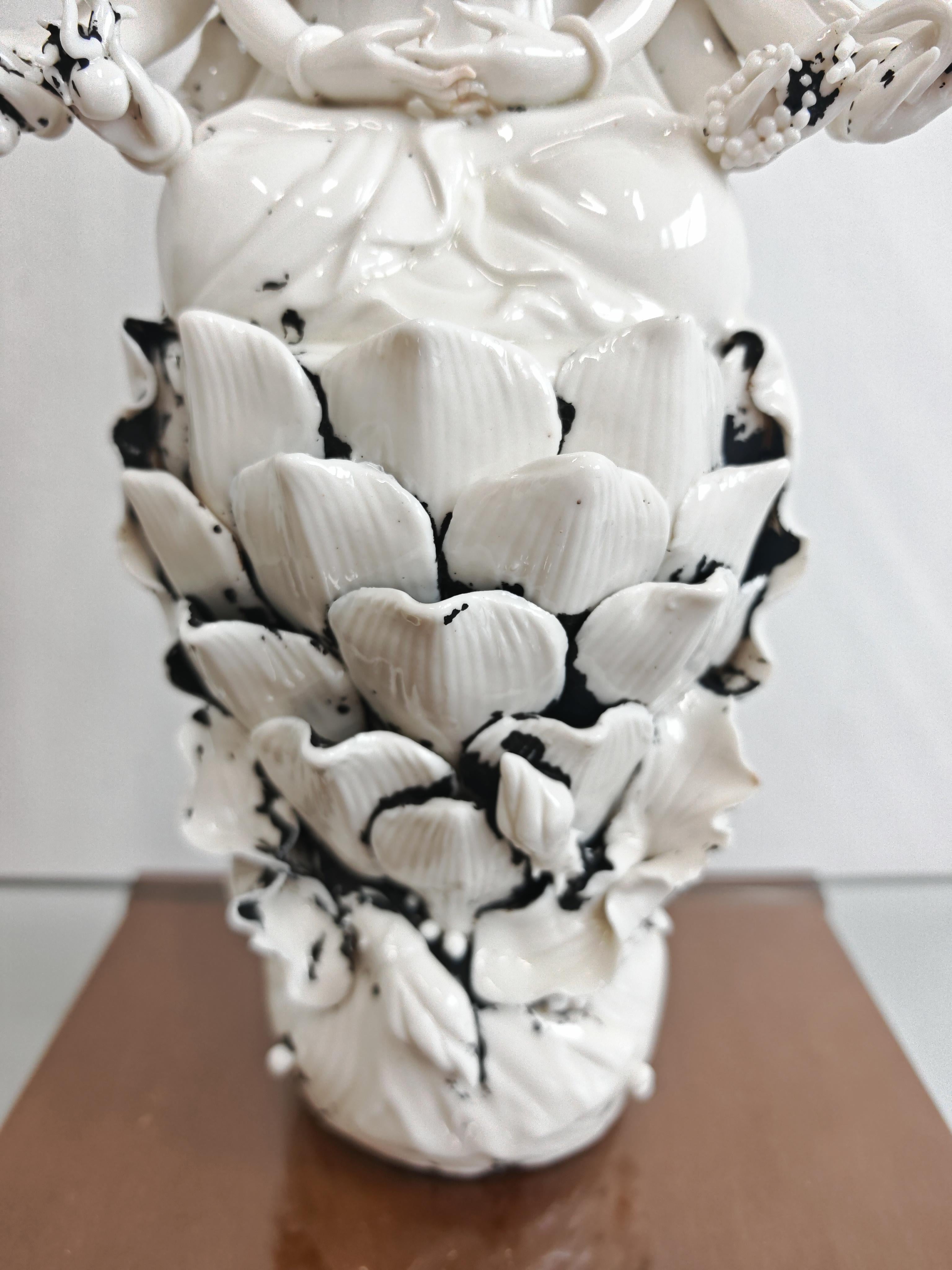 Antike Porzellanfigur von Guanyin, China 19. Jahrhundert (Chinesischer Export) im Angebot