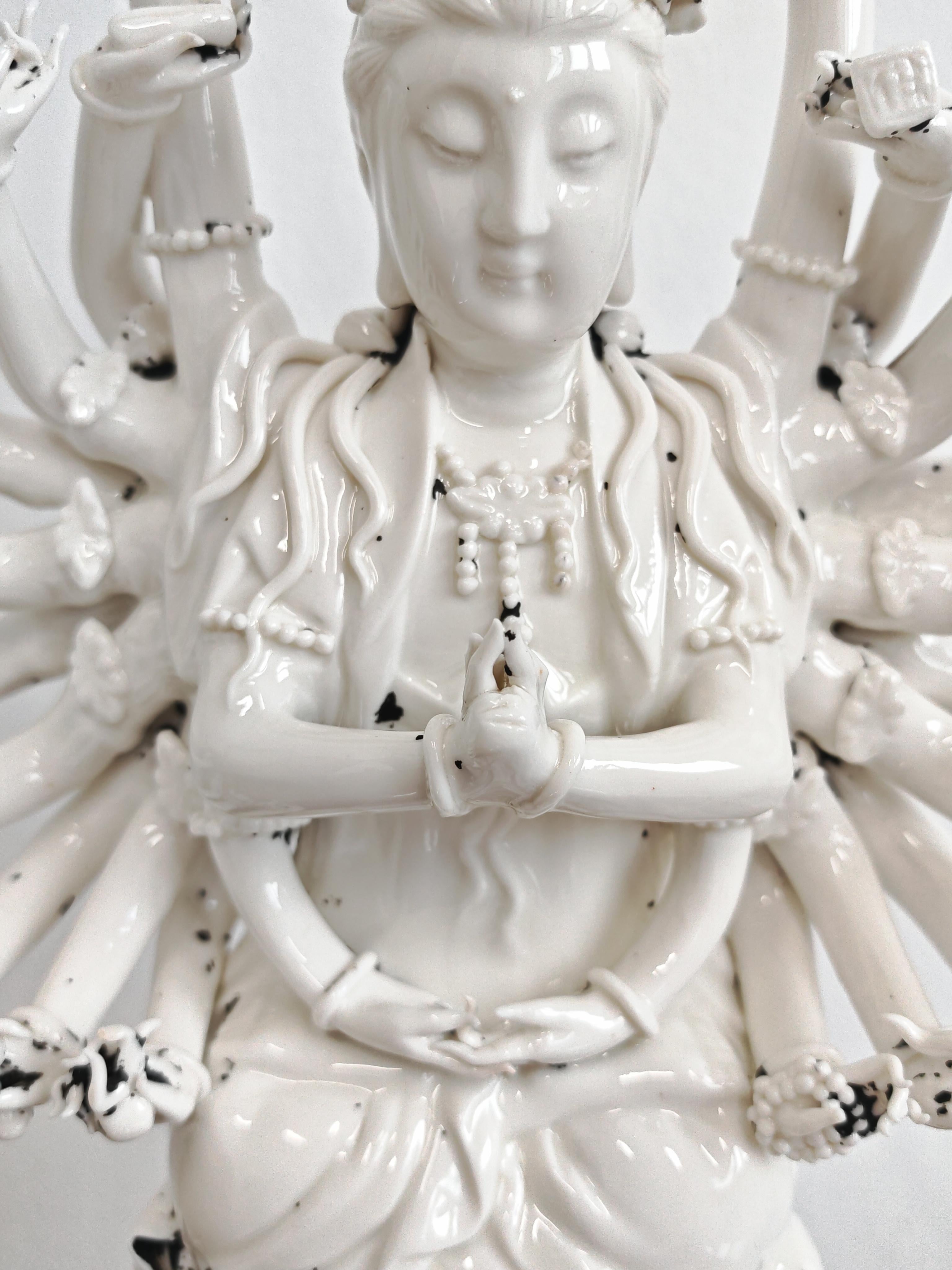 Antike Porzellanfigur von Guanyin, China 19. Jahrhundert (Chinesisch) im Angebot
