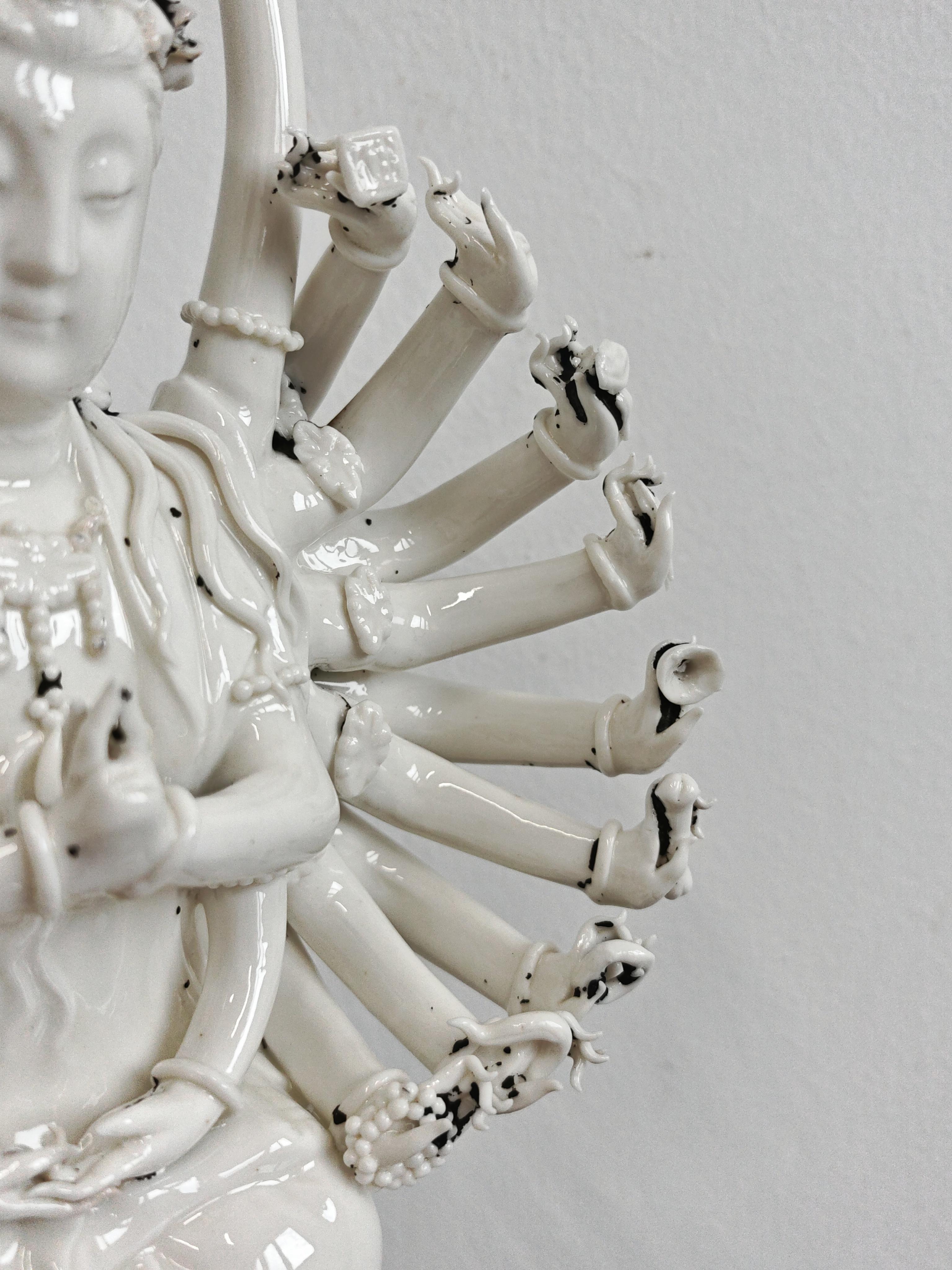 Antike Porzellanfigur von Guanyin, China 19. Jahrhundert im Zustand „Gut“ im Angebot in Beograd, RS