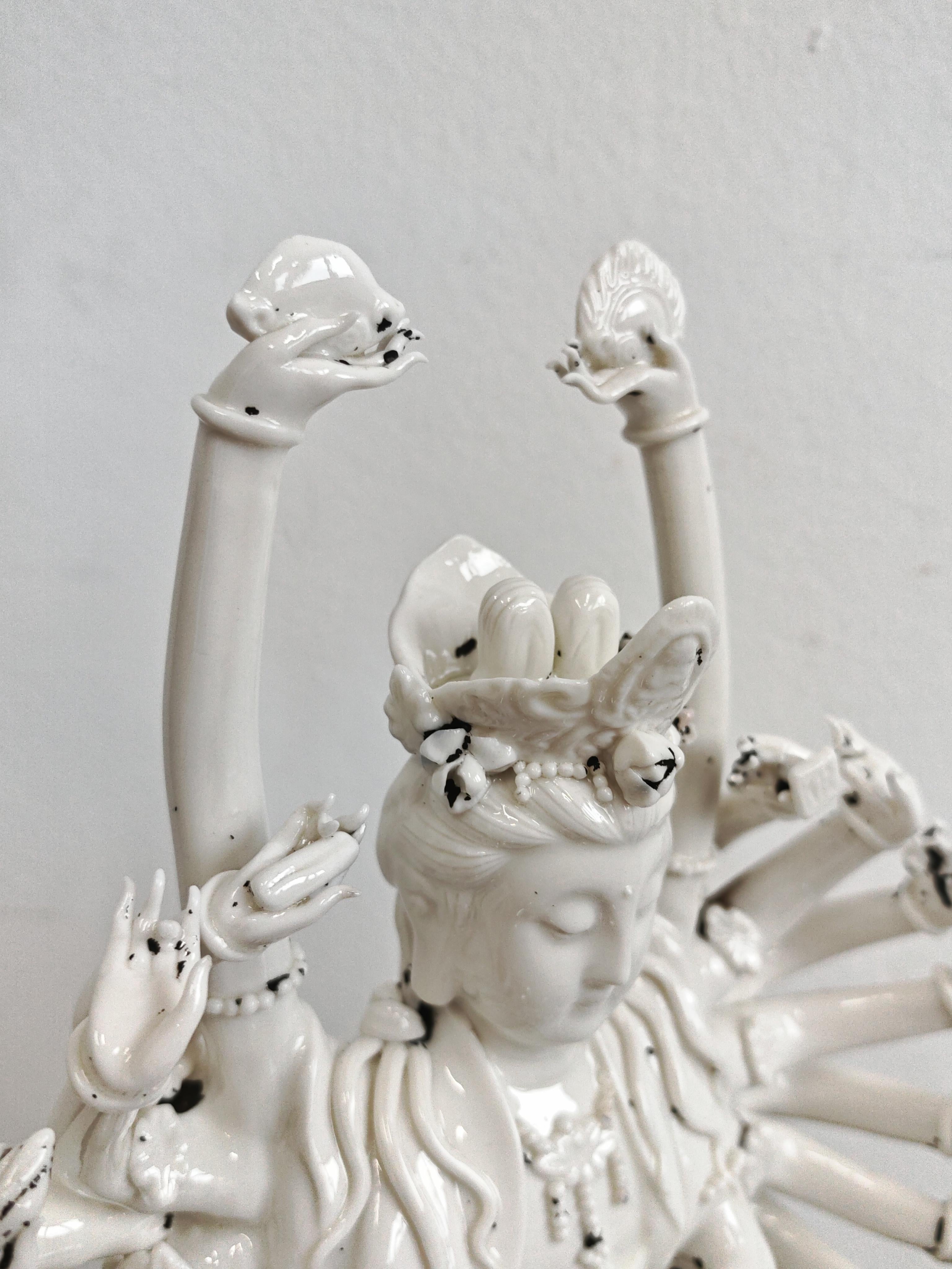 Antike Porzellanfigur von Guanyin, China 19. Jahrhundert im Angebot 1