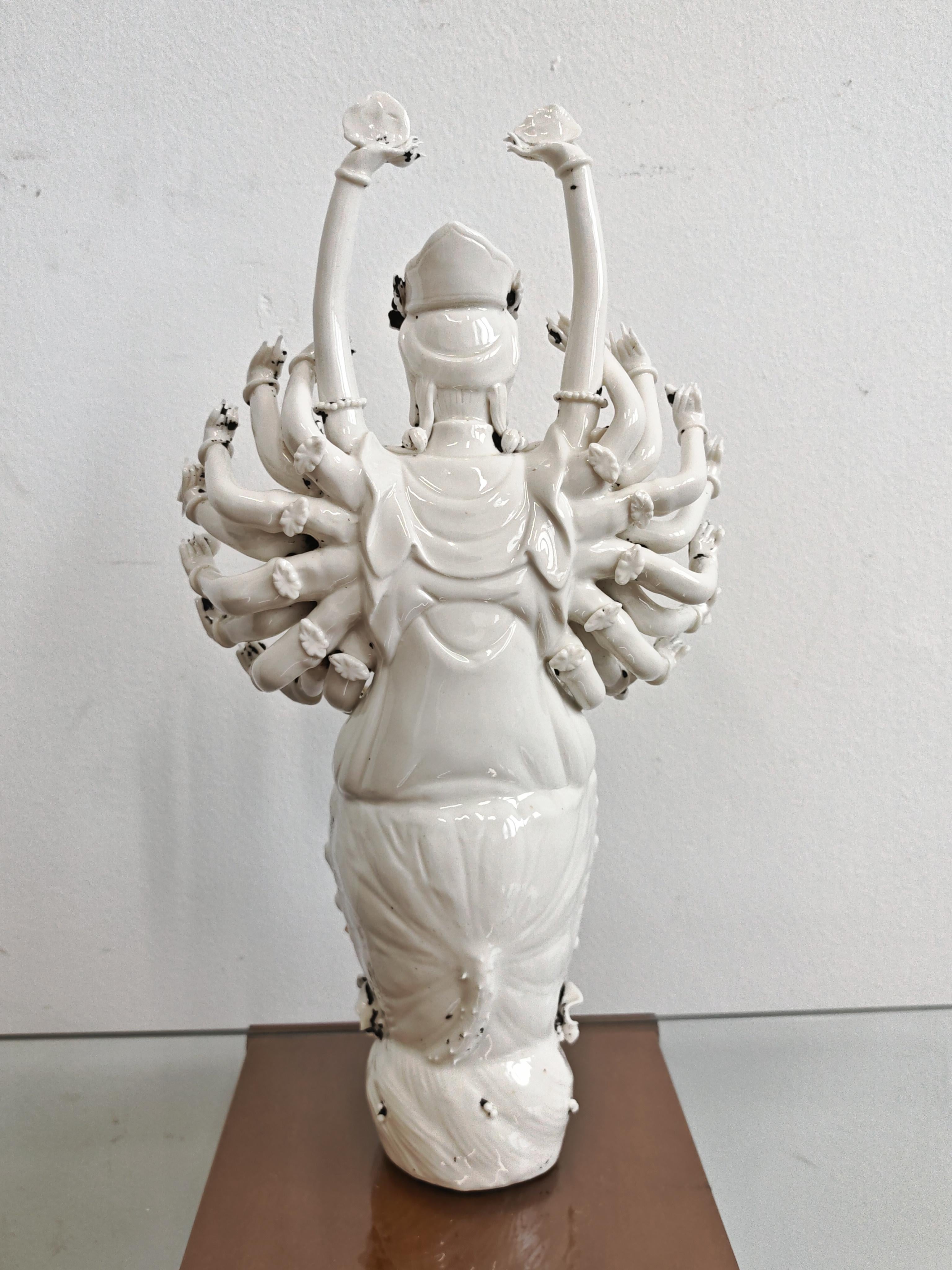 Antike Porzellanfigur von Guanyin, China 19. Jahrhundert im Angebot 3