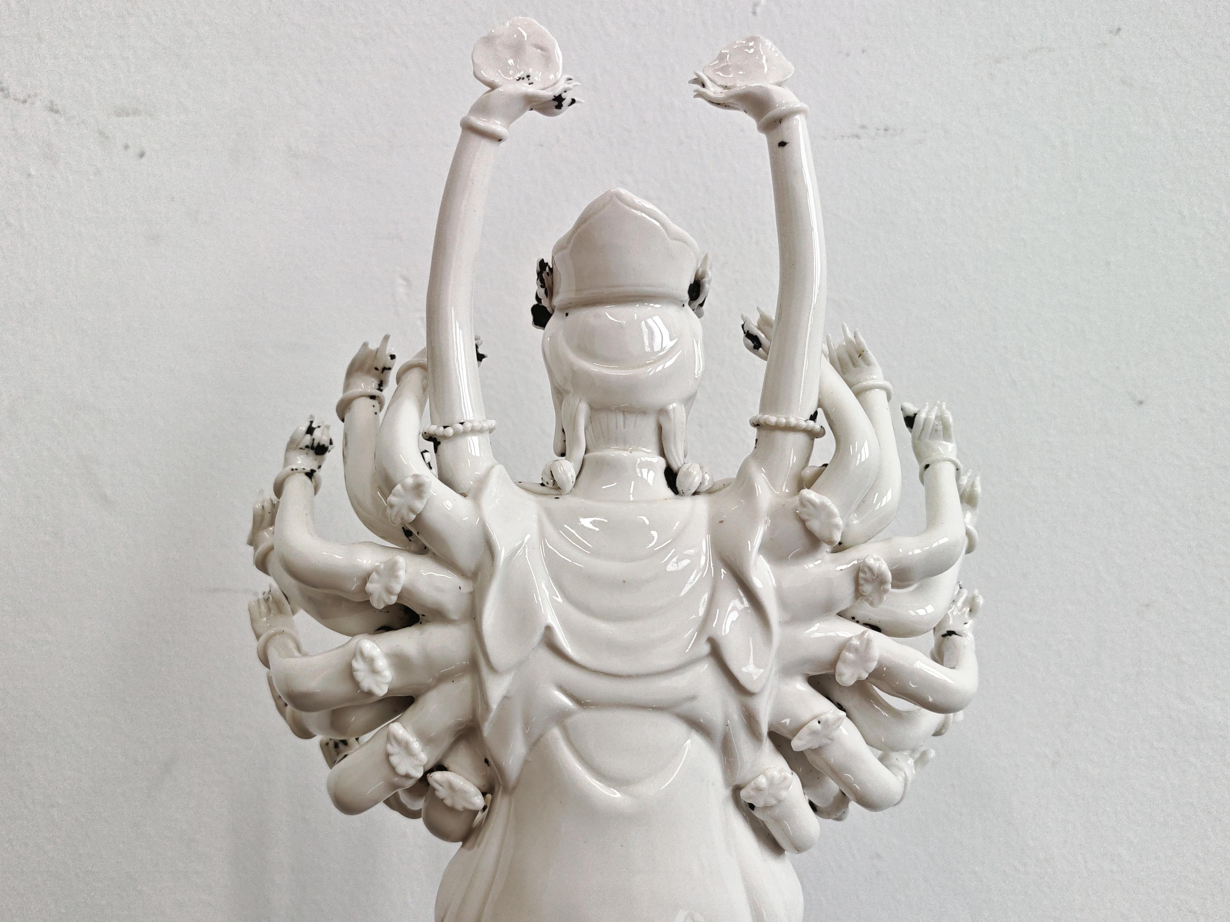 Antike Porzellanfigur von Guanyin, China 19. Jahrhundert im Angebot 4