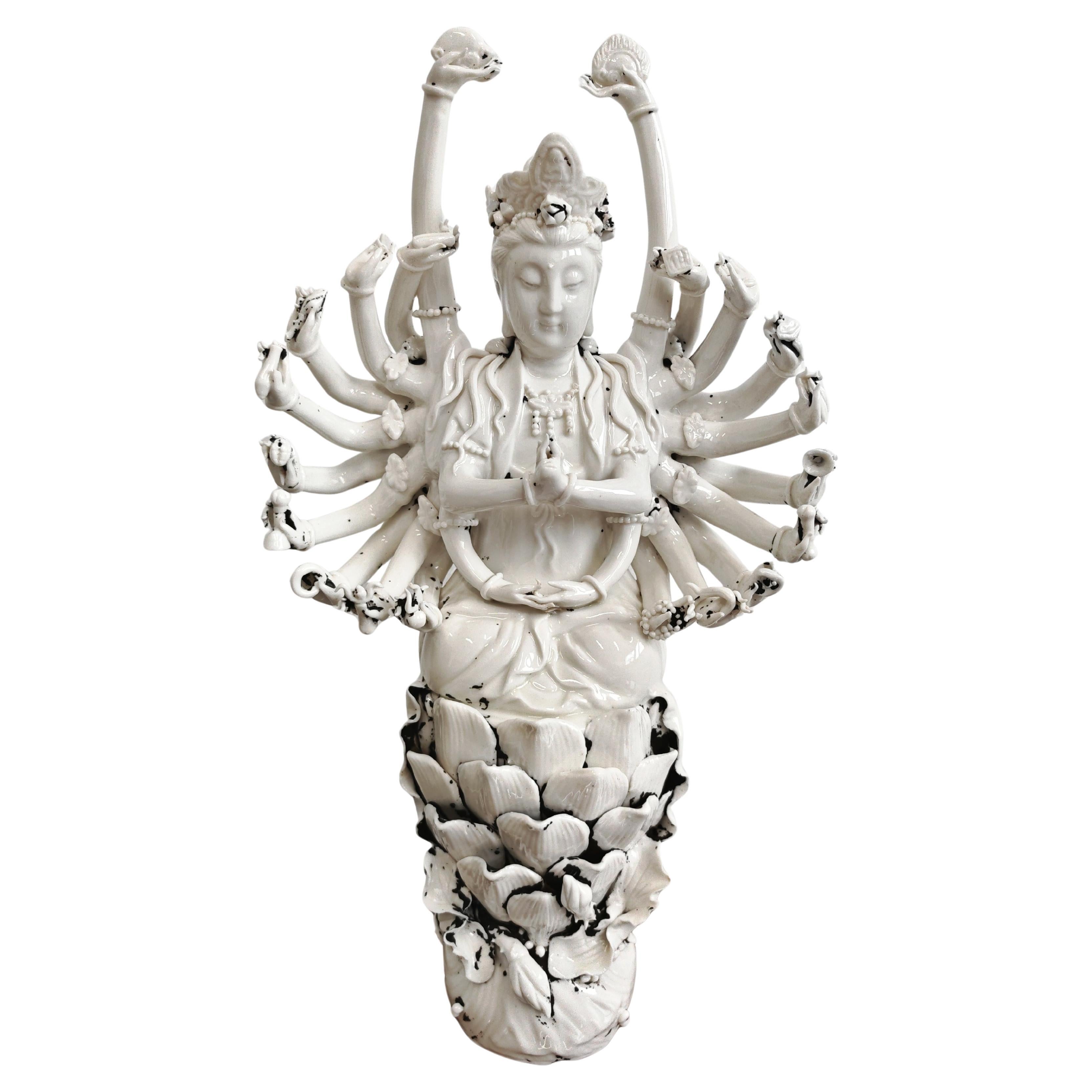 Antike Porzellanfigur von Guanyin, China 19. Jahrhundert im Angebot