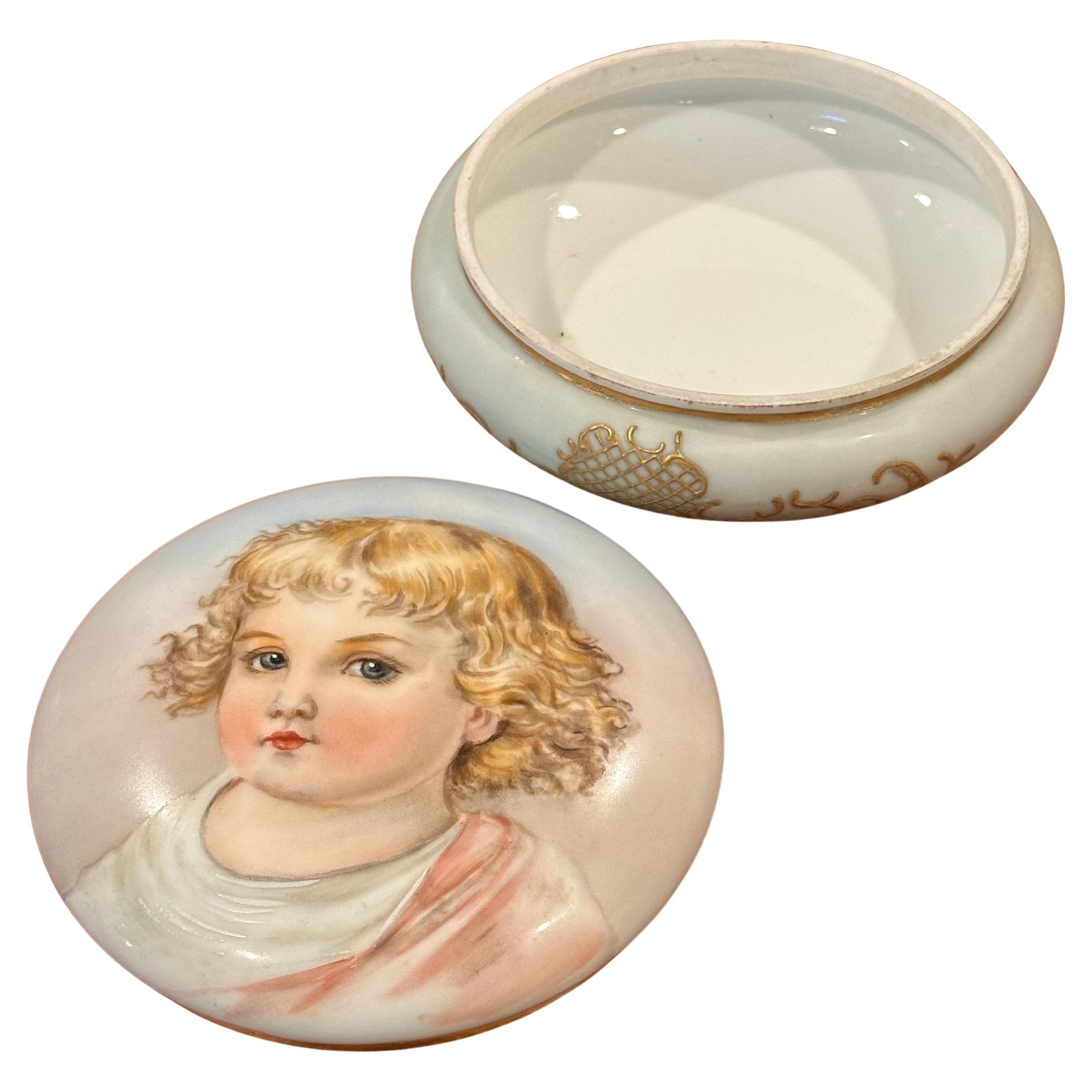 Magnifique boîte à poudre ancienne en porcelaine peinte à la main par Limoges, vers 1898. La pièce est en très bon état, sans éclats ni fissures, et mesure 6 