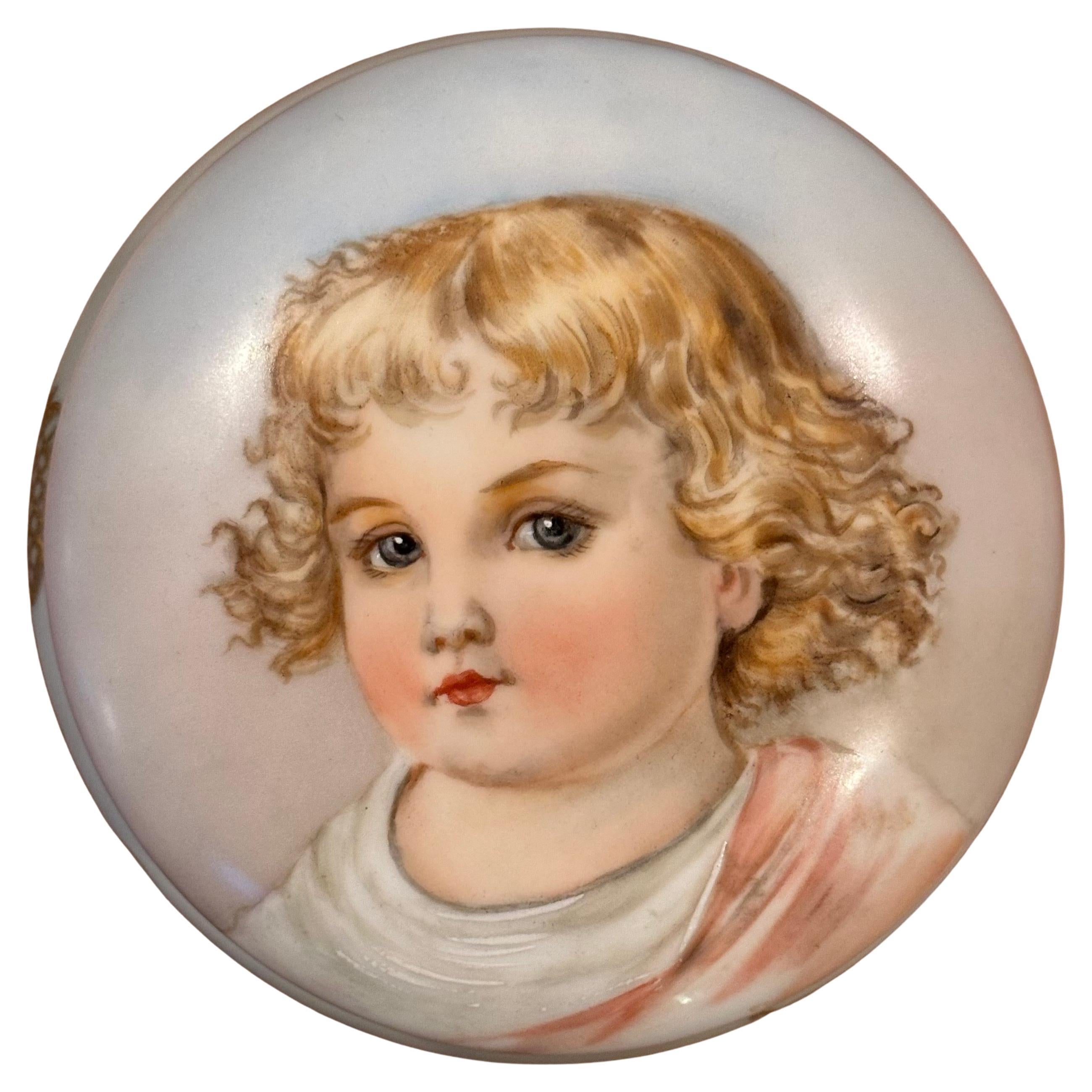 Français Boîte à poudre ancienne peinte à la main par Limoges en vente