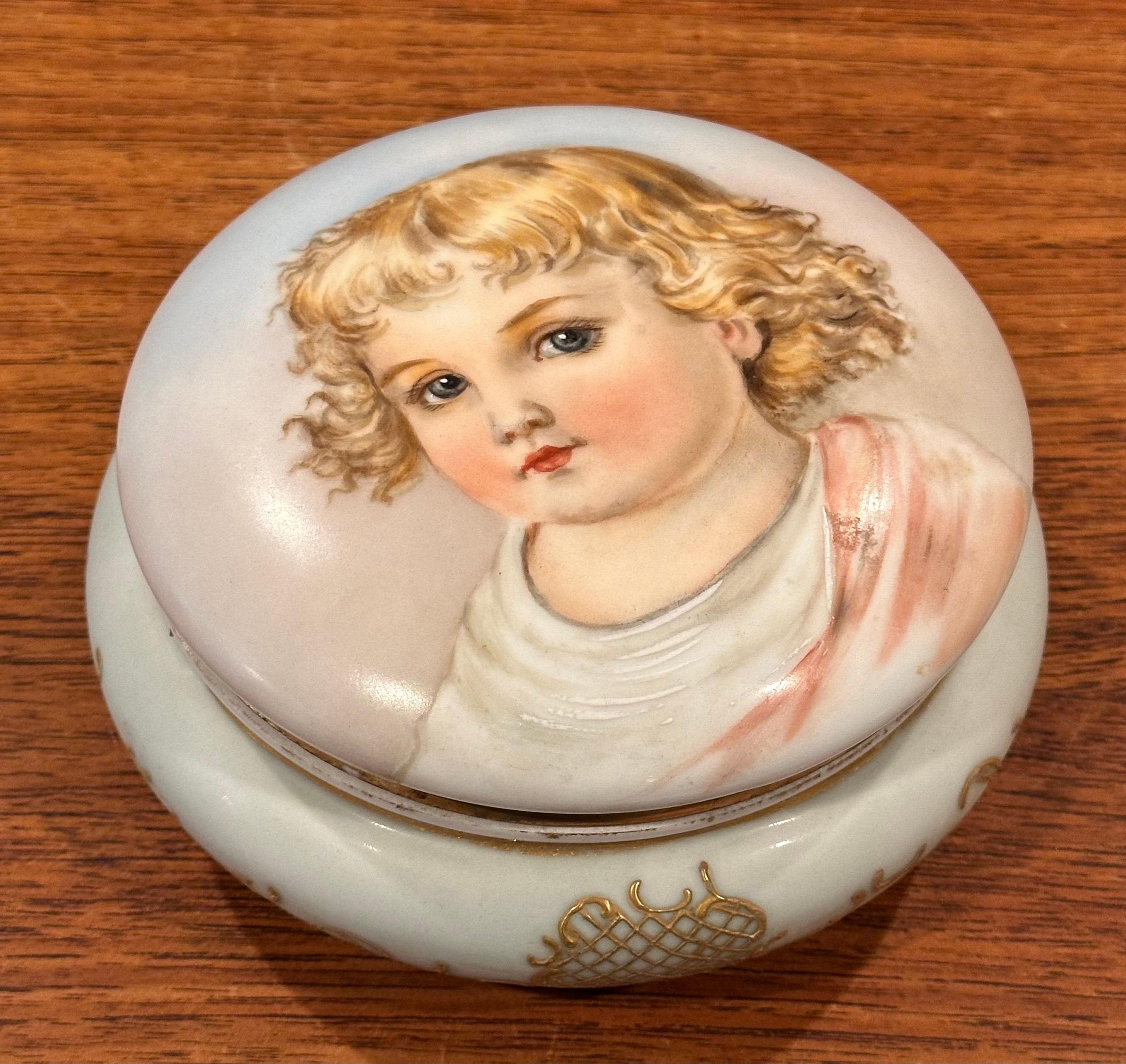 Peint à la main Boîte à poudre ancienne peinte à la main par Limoges en vente
