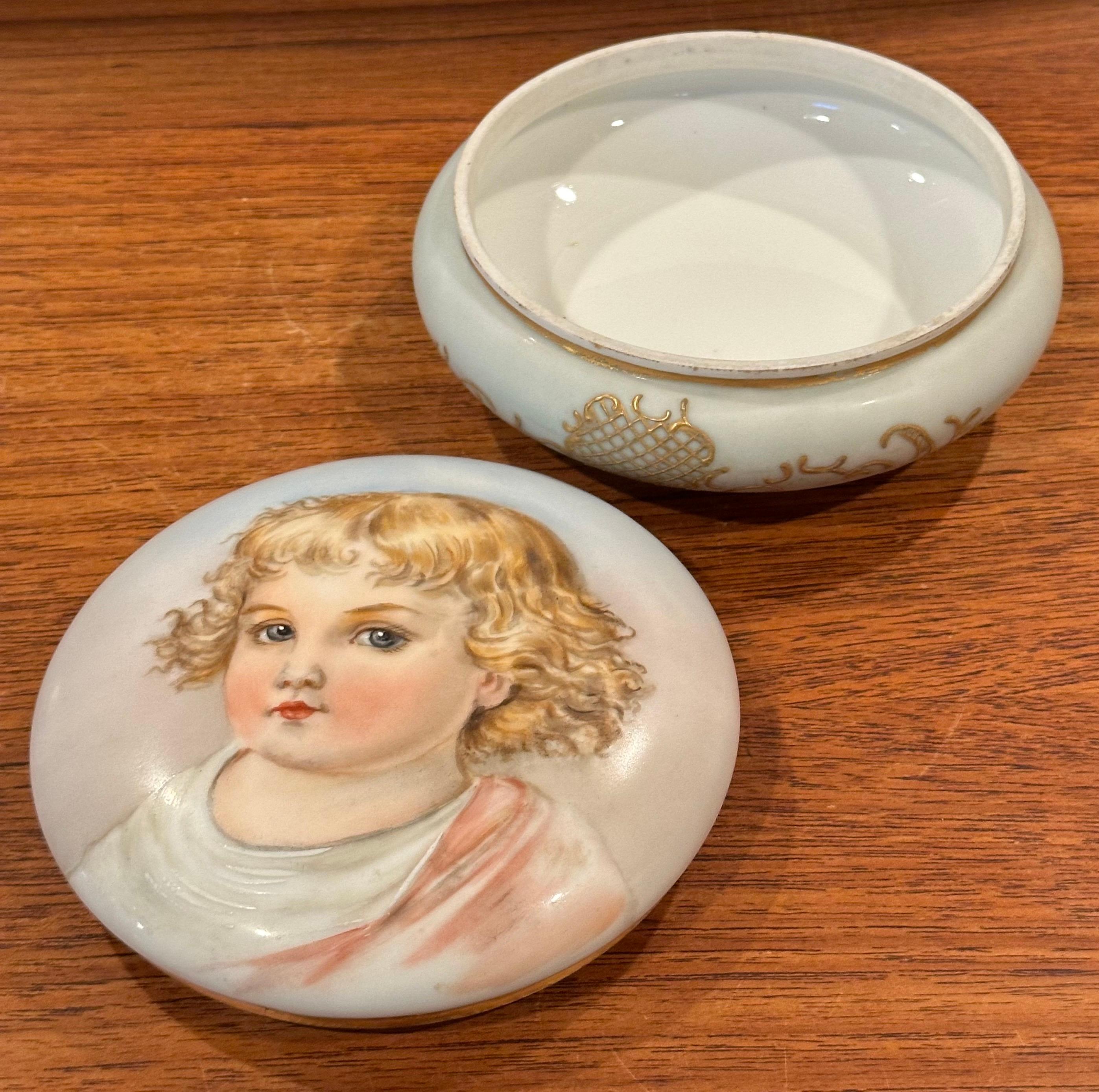 Boîte à poudre ancienne peinte à la main par Limoges Bon état - En vente à San Diego, CA
