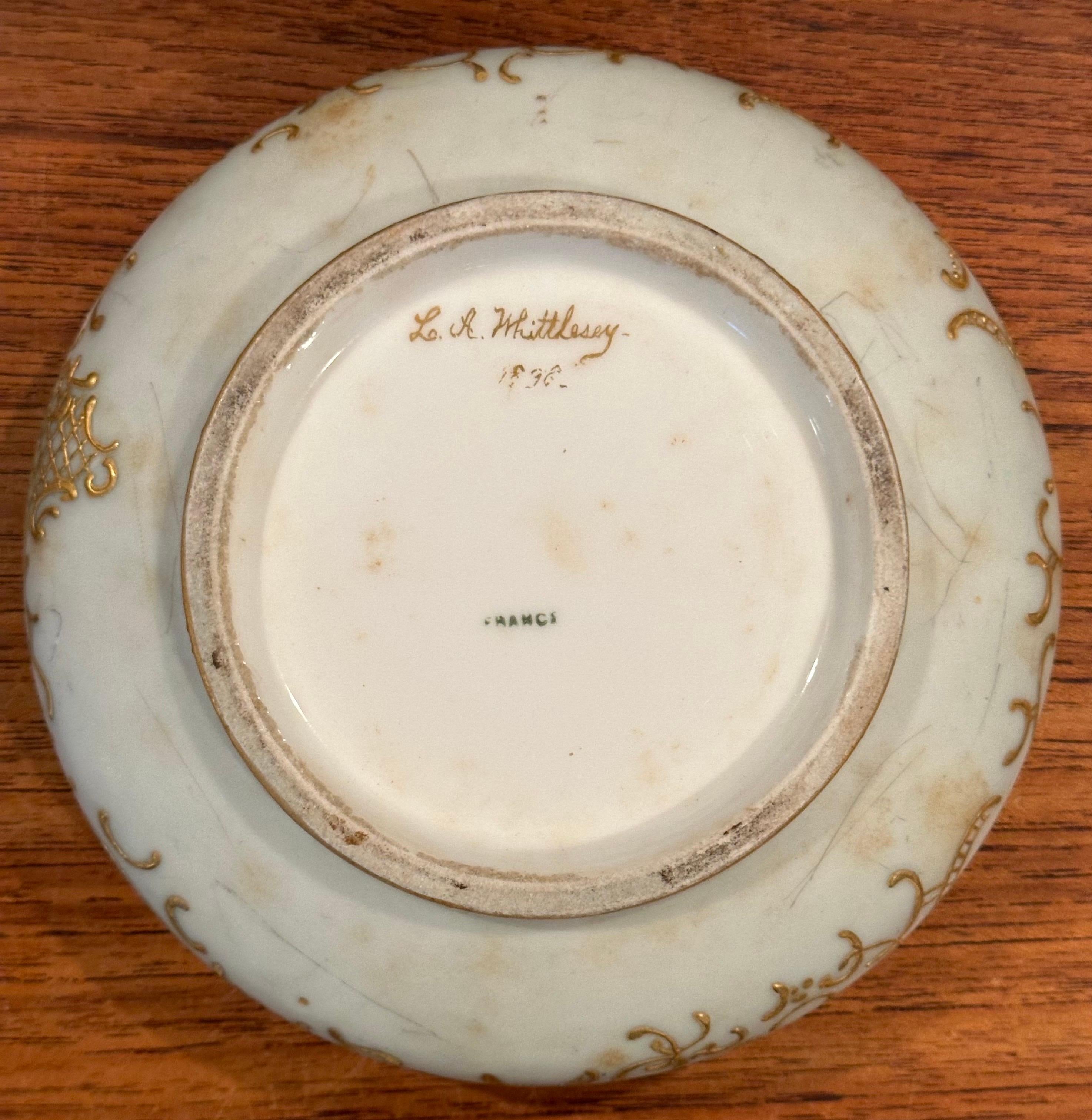 Porcelaine Boîte à poudre ancienne peinte à la main par Limoges en vente