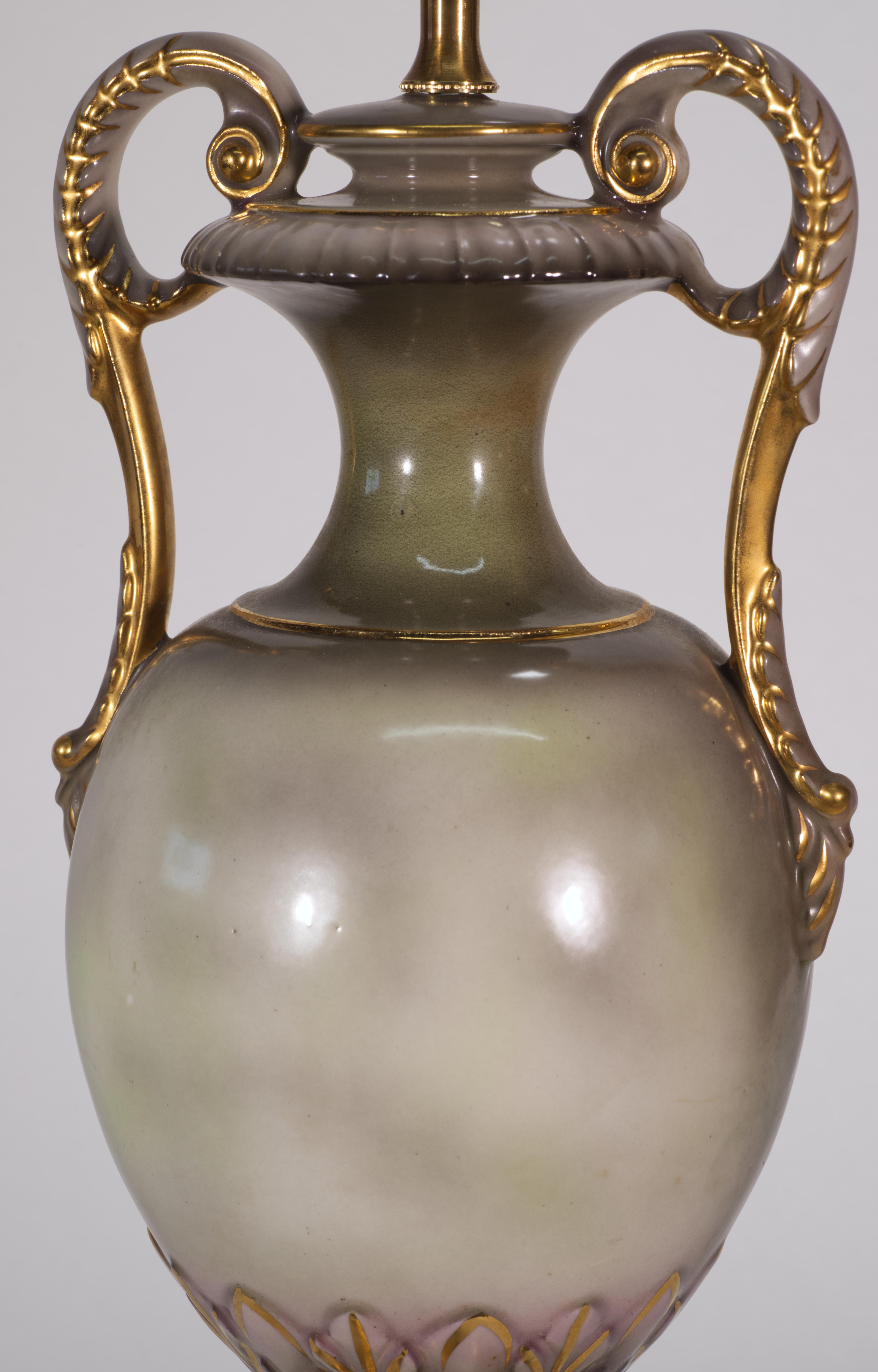 Ceramica Antica lampada da tavolo a urna in porcellana dipinta a mano, decorazione vittoriana in vendita