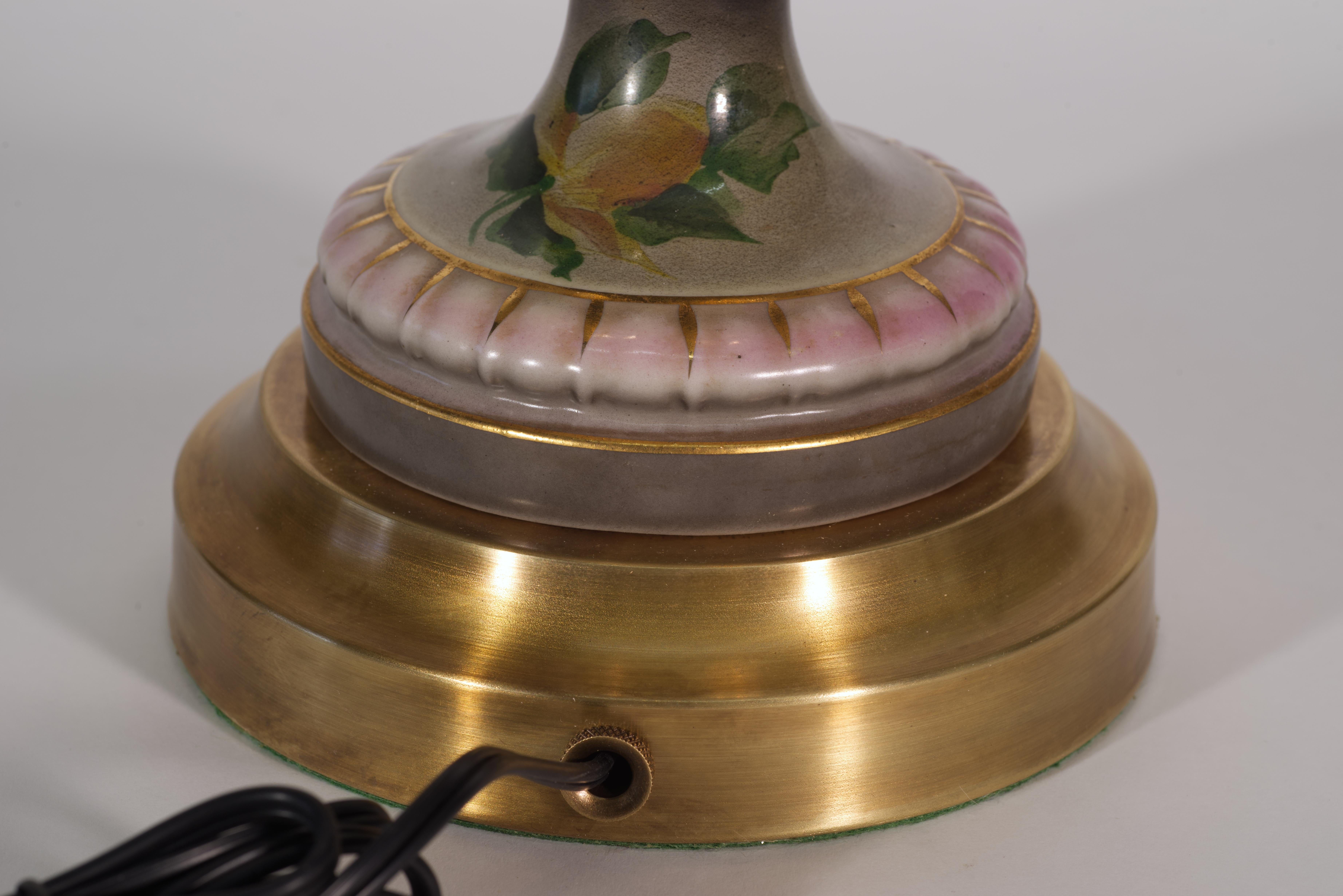Antica lampada da tavolo a urna in porcellana dipinta a mano, decorazione vittoriana in vendita 1