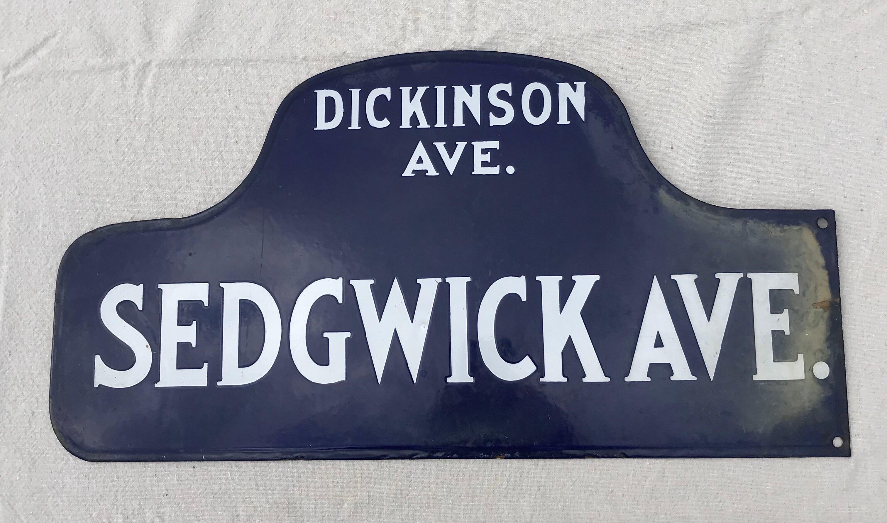 Antike Porzellan Buckel doppelseitigen NYC Street Sign, circa frühen 1900er Jahren. Kobaltblaue Emaille und weiße Emaille. Auf dem Schild steht Sedgwick Ave & Dickinson Ave. In der Bronx, NY Postleitzahl 10463. Collectible Classic Stück NYC