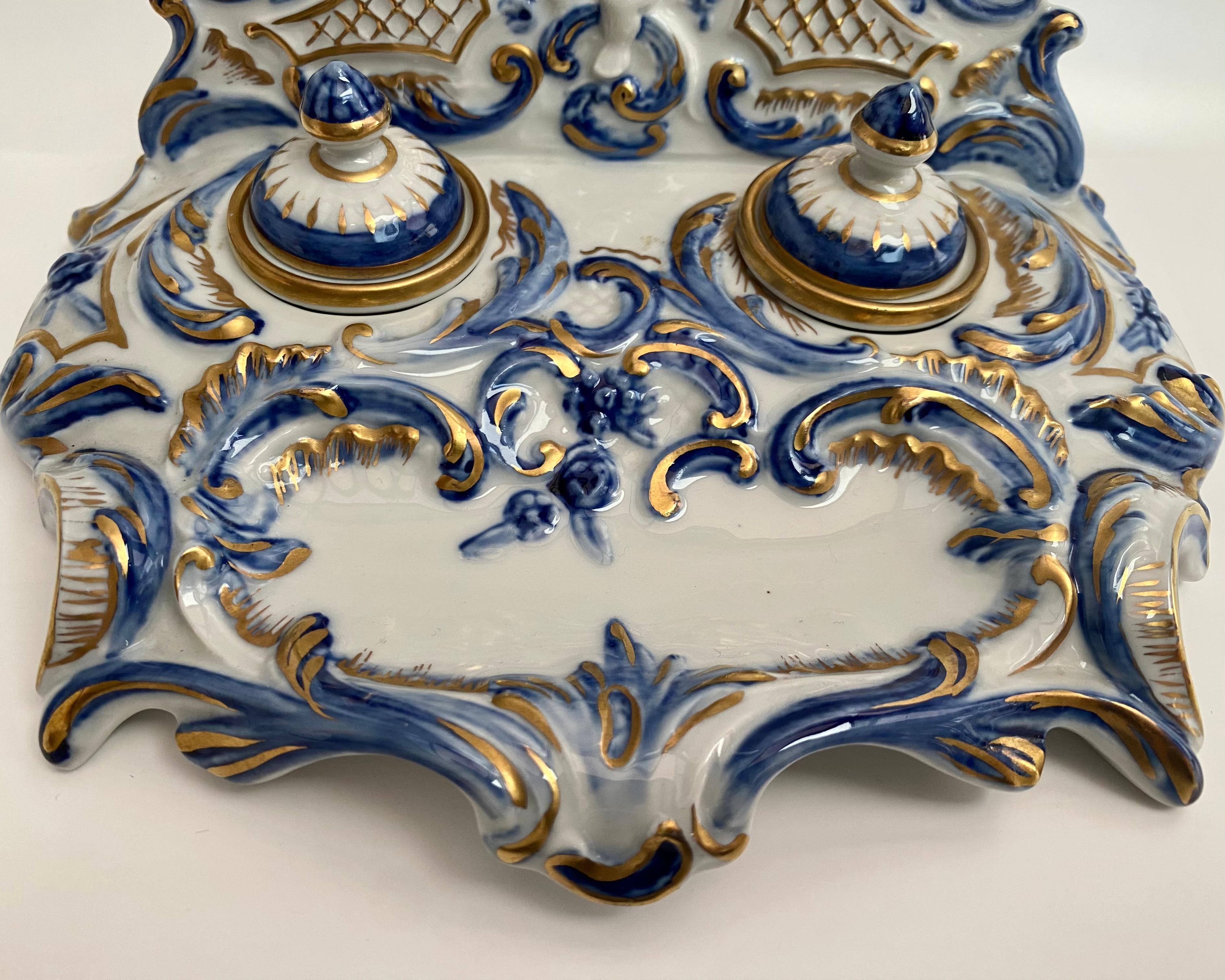 Antique Porcelain Inkwell France Early 1900s Embossed Gold Accents Hand-Painted In Good Condition For Sale In Bastogne, BE
