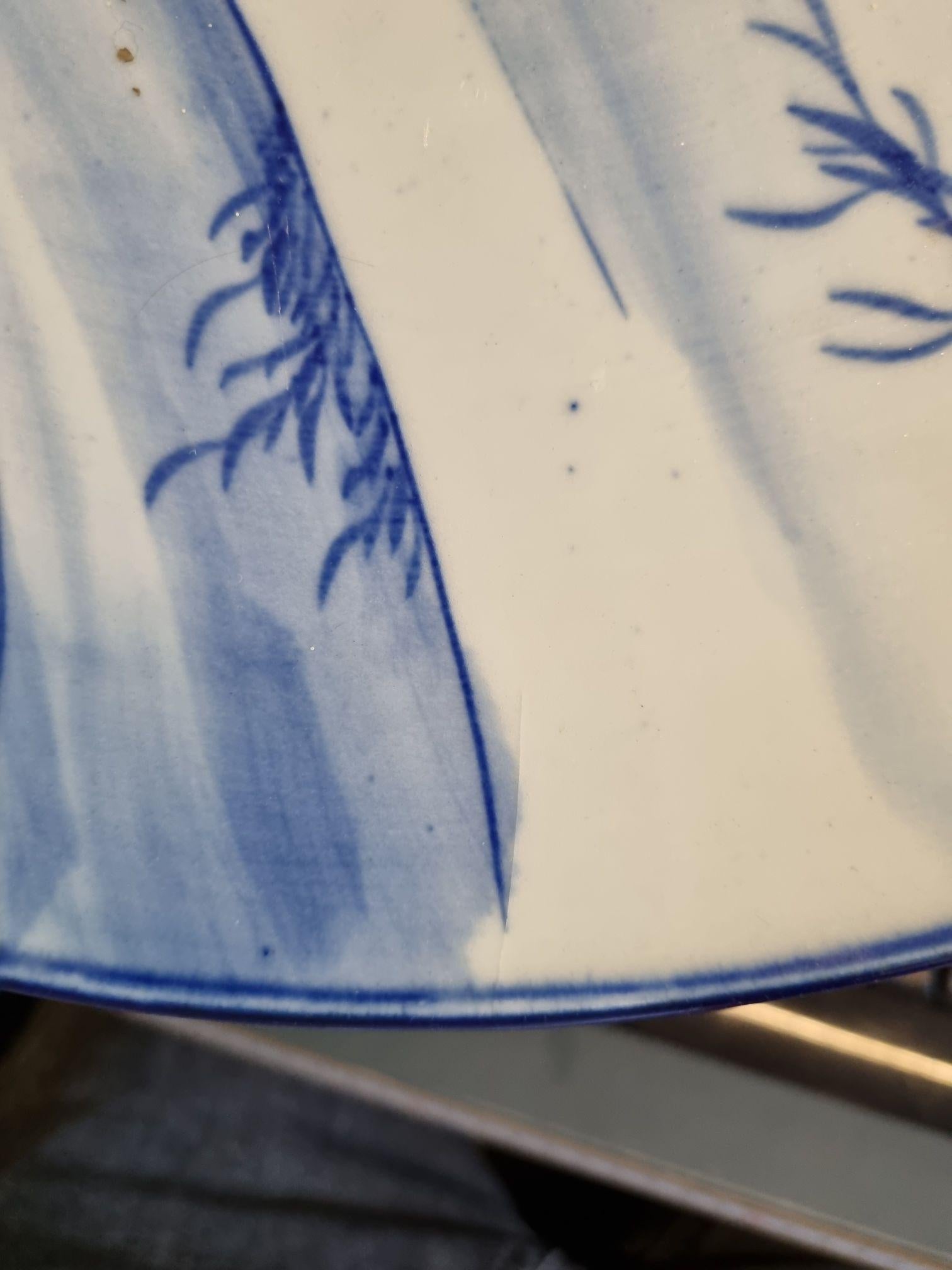 Whiting condivide con te questo grande e favoloso caricatore giapponese nei colori blu e bianco.

Scena centrale di 2 anatre/oca in un paesaggio.

Informazioni aggiuntive:
Materiale: Porcellana e ceramica
Stile giapponese: Arita
Regione di origine: