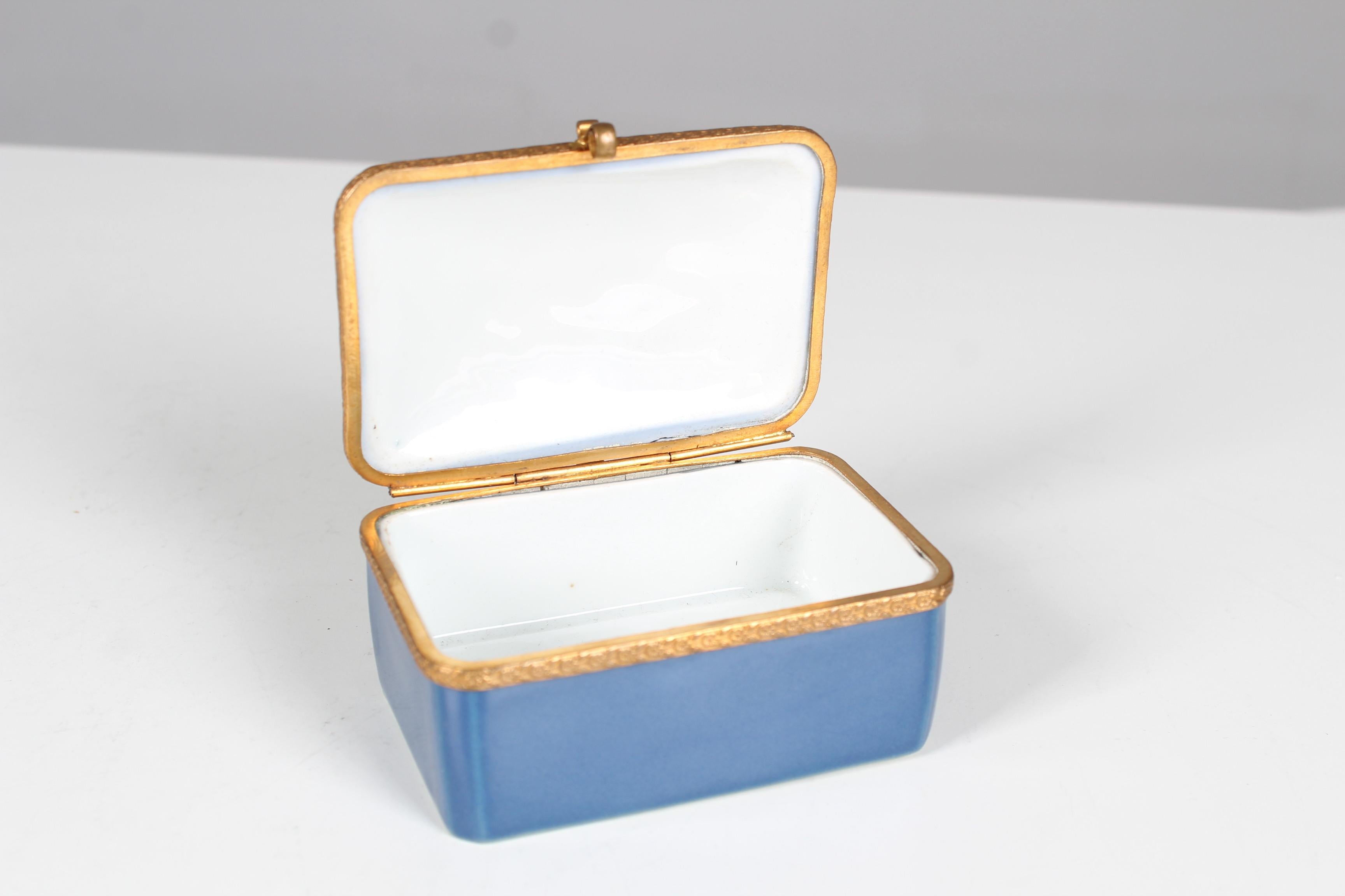 Beautiful antique porcelain jewelry box.
Signed 