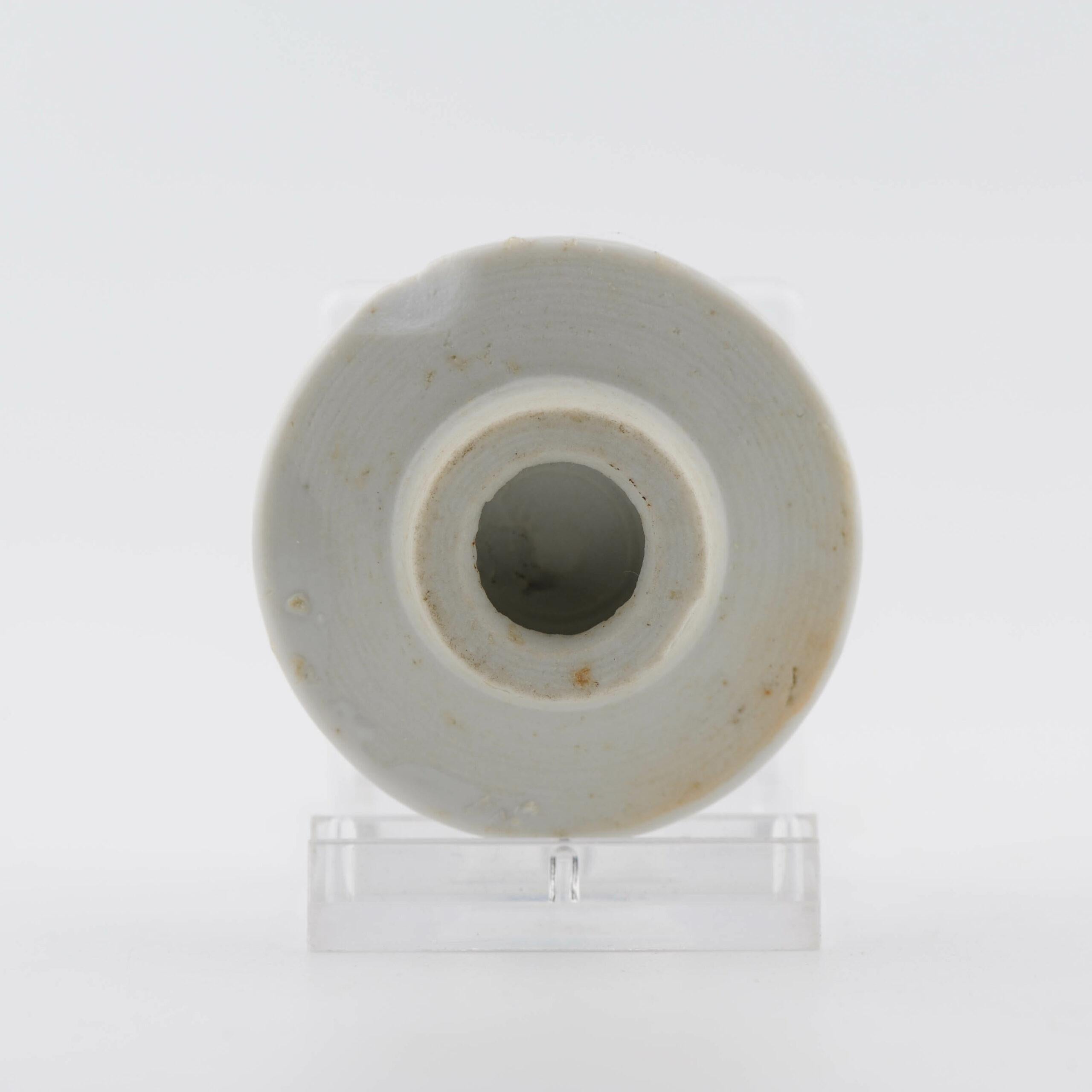 Couvercle de théière joliment réalisé dans une palette bleue et blanche. Scène de paysage. Période Qing.

Informations complémentaires :
MATERIAL : Porcelaine et poterie
Région d'origine : Chine
Période : XIXe siècle
Condit : 1 ébréchure sur le