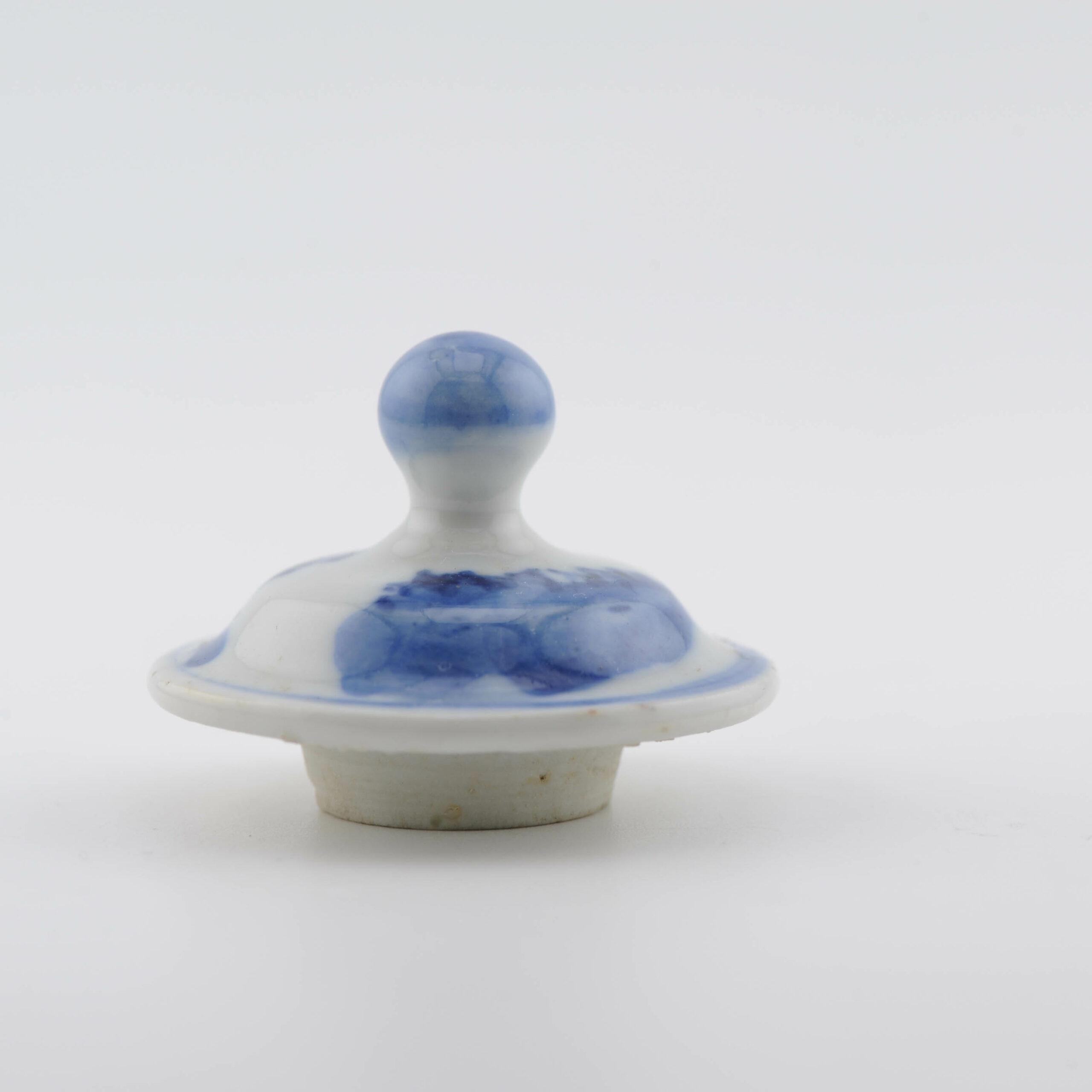 Chinois Ancien couvercle en porcelaine bleu et blanc de la période Qing en vente