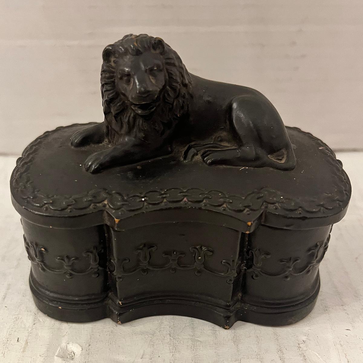 Caja de león de porcelana antigua Checo en venta