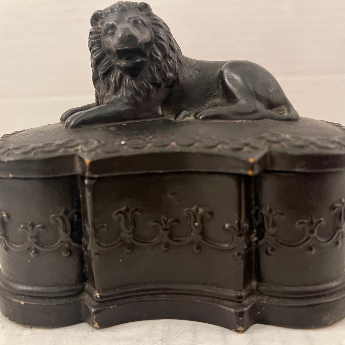 Caja de león de porcelana antigua en Bueno estado para la venta en New York, NY