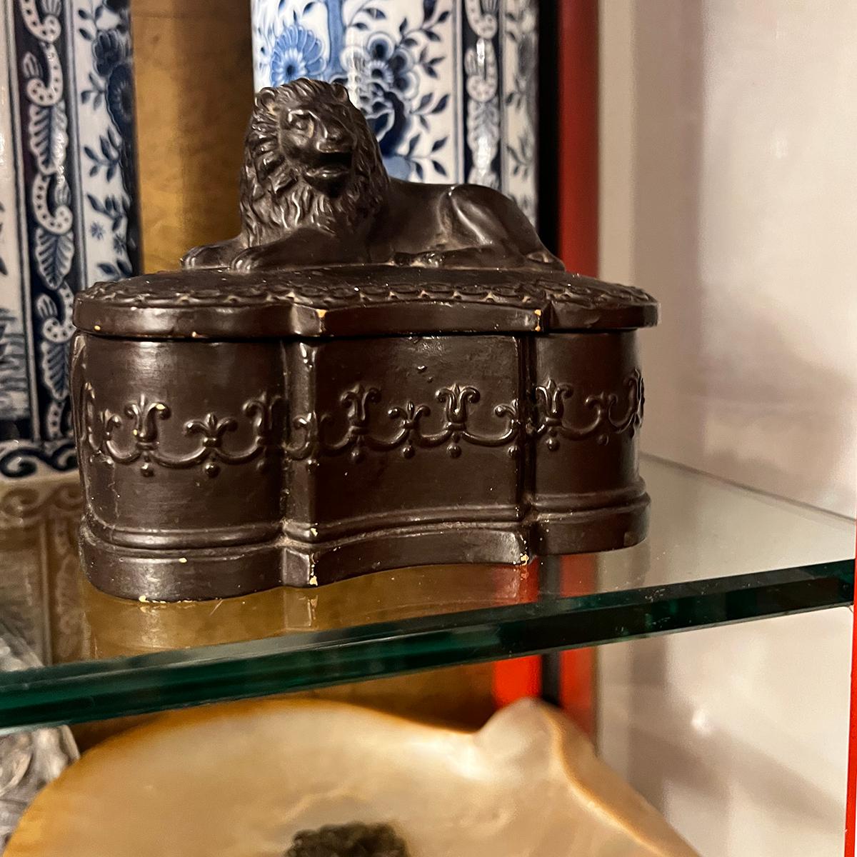 Caja de león de porcelana antigua en venta 1