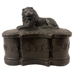 Boîte à lion ancienne en porcelaine