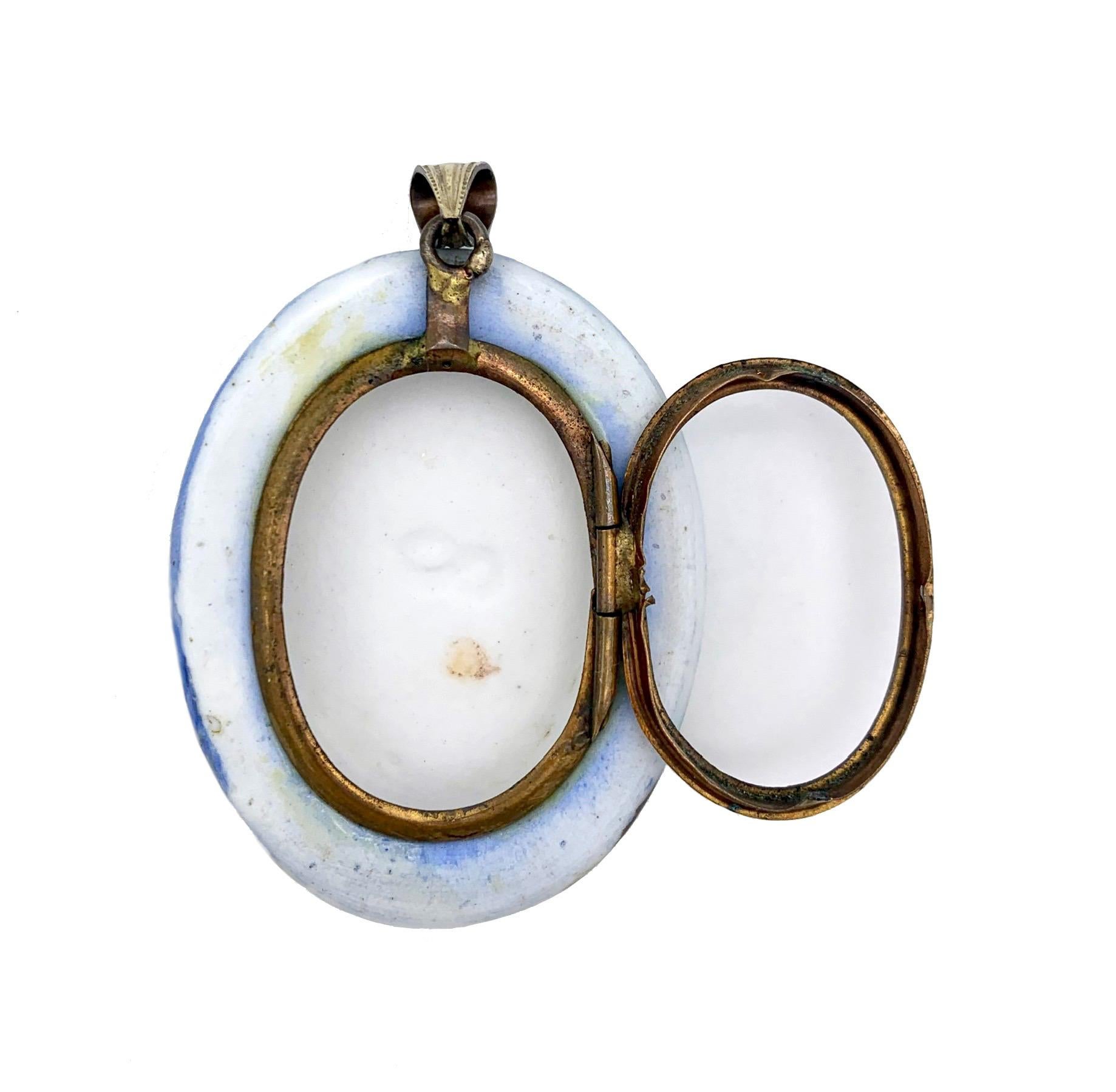 Antique Porcelain Locket Pendant Young Girl Wearing A Pendant Printed Porcelain In Good Condition For Sale In Munich, Bavaria