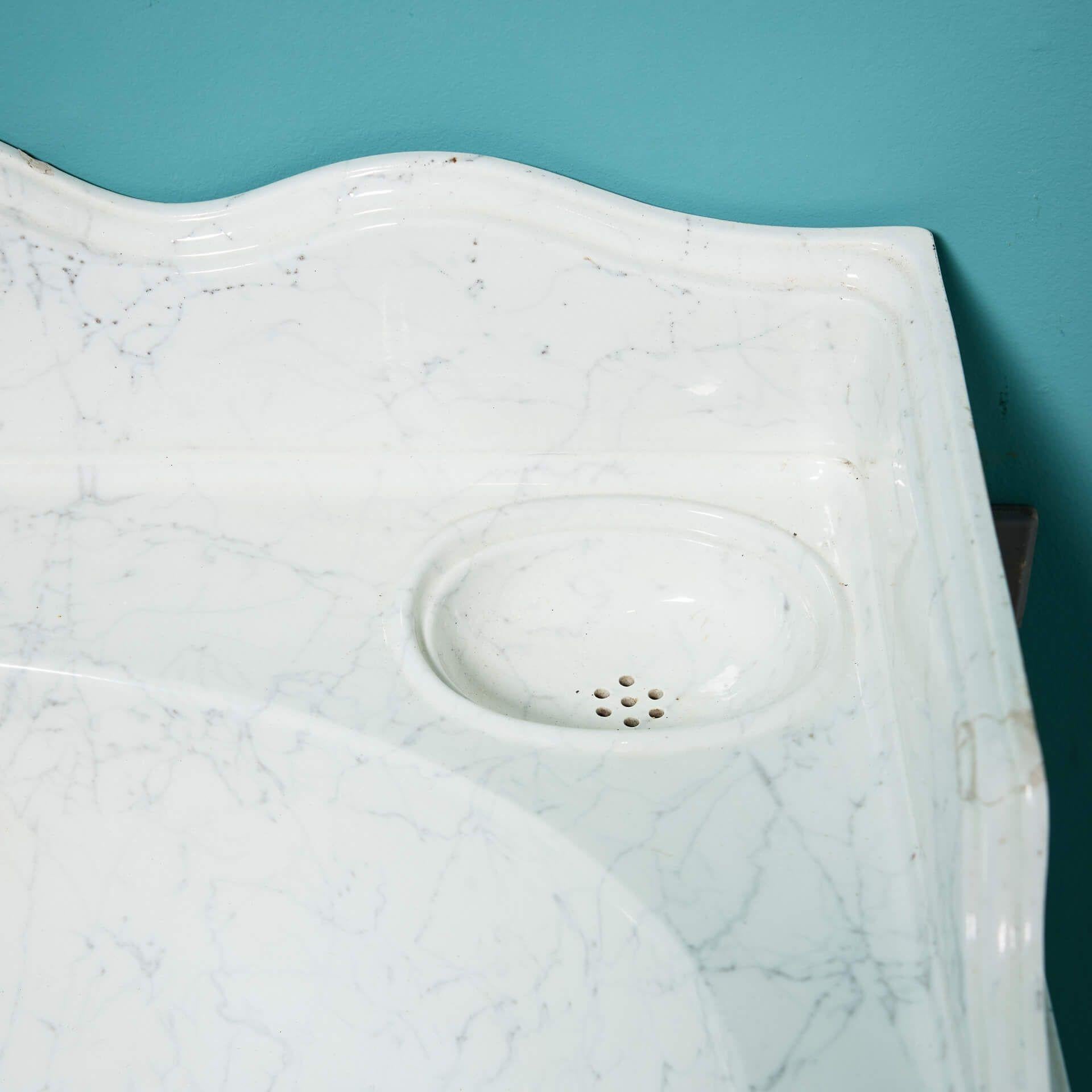 Lavabo de porcelana antigua efecto mármol con soporte en Bastante bueno estado para la venta en Wormelow, Herefordshire