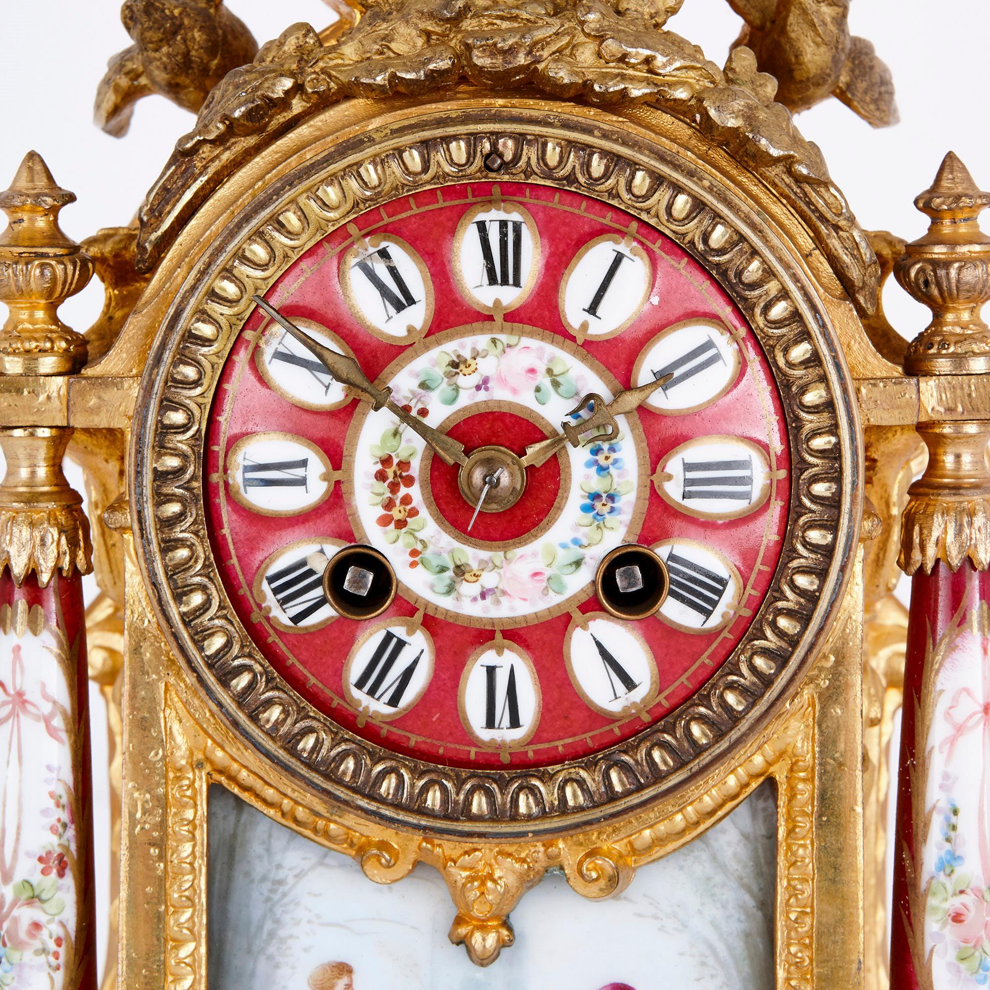 Antikes Porzellan-Uhrset mit montiertem vergoldetem Metall (Rokoko) im Angebot