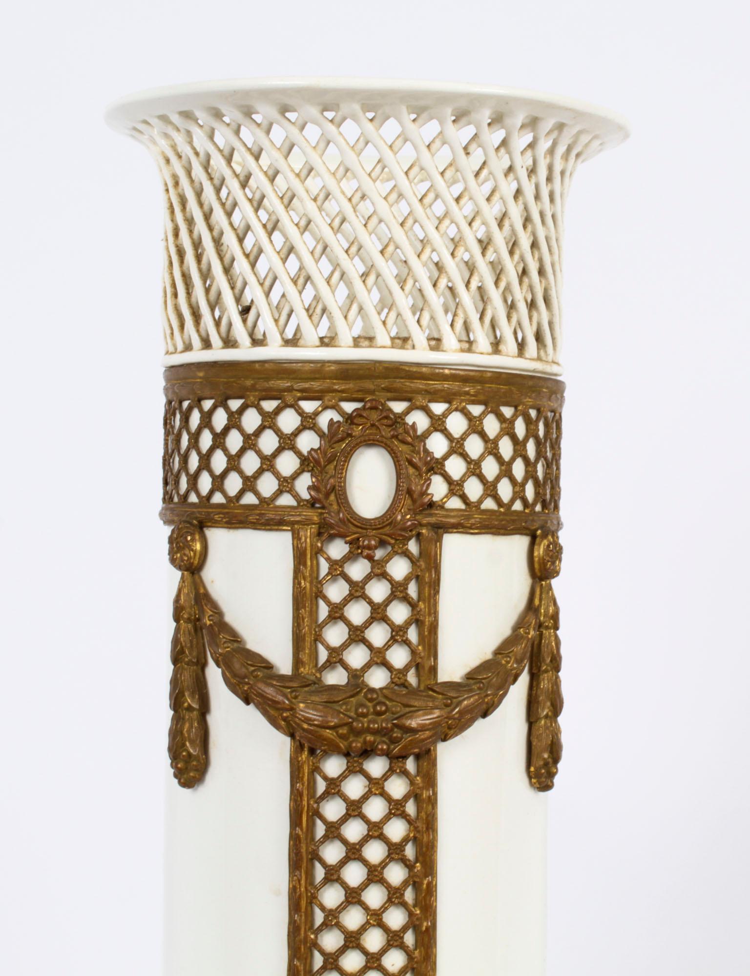 Voici un superbe vase de Zell Hammersbach en porcelaine et bronze doré, marqué par le fabricant et daté de 1882.

Ce vase provient de la petite ville allemande de Zell am Harmersbach, entre la Forêt-Noire et le Rhin. Cette ville a une longue